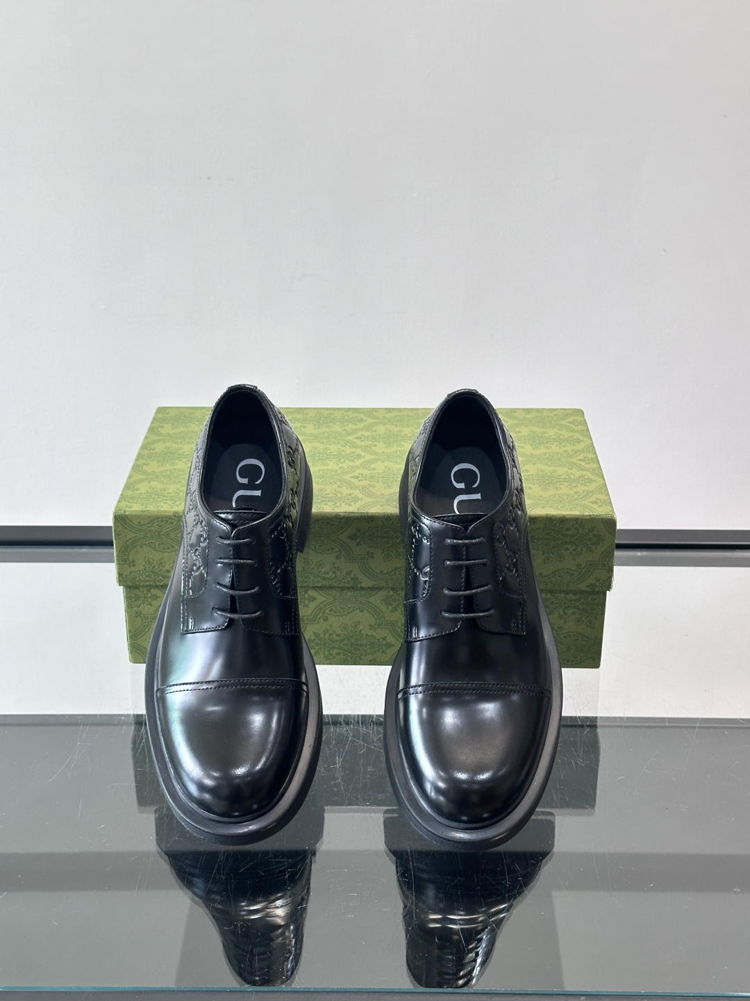 Gucci GG压纹厚底皮鞋，选用头层牛皮，经典GG压纹低调又有辨识度。厚底橡胶鞋底，穿着舒适还增高，通