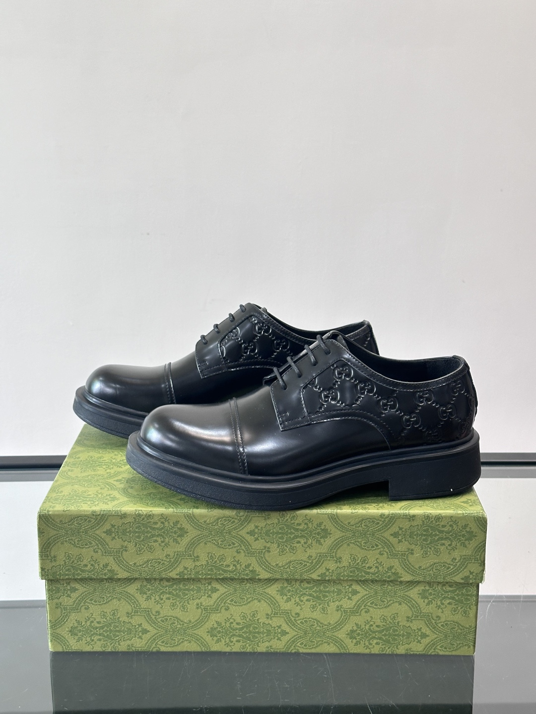 Gucci GG压纹厚底皮鞋，选用头层牛皮，经典GG压纹低调又有辨识度。厚底橡胶鞋底，穿着舒适还增高，通