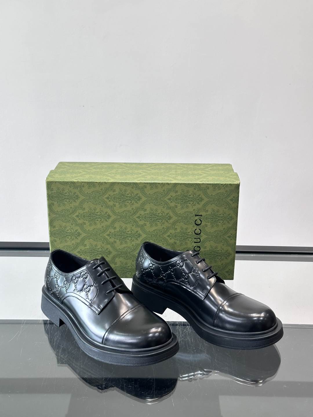 Gucci GG压纹厚底皮鞋，选用头层牛皮，经典GG压纹低调又有辨识度。厚底橡胶鞋底，穿着舒适还增高，通