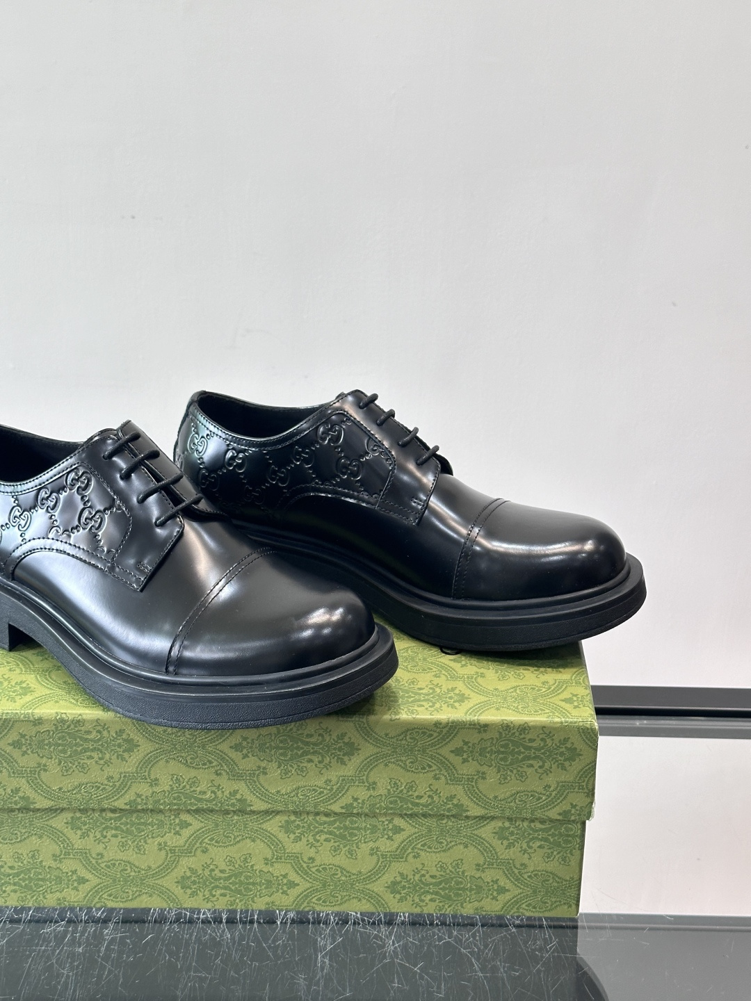 Gucci GG压纹厚底皮鞋，选用头层牛皮，经典GG压纹低调又有辨识度。厚底橡胶鞋底，穿着舒适还增高，通