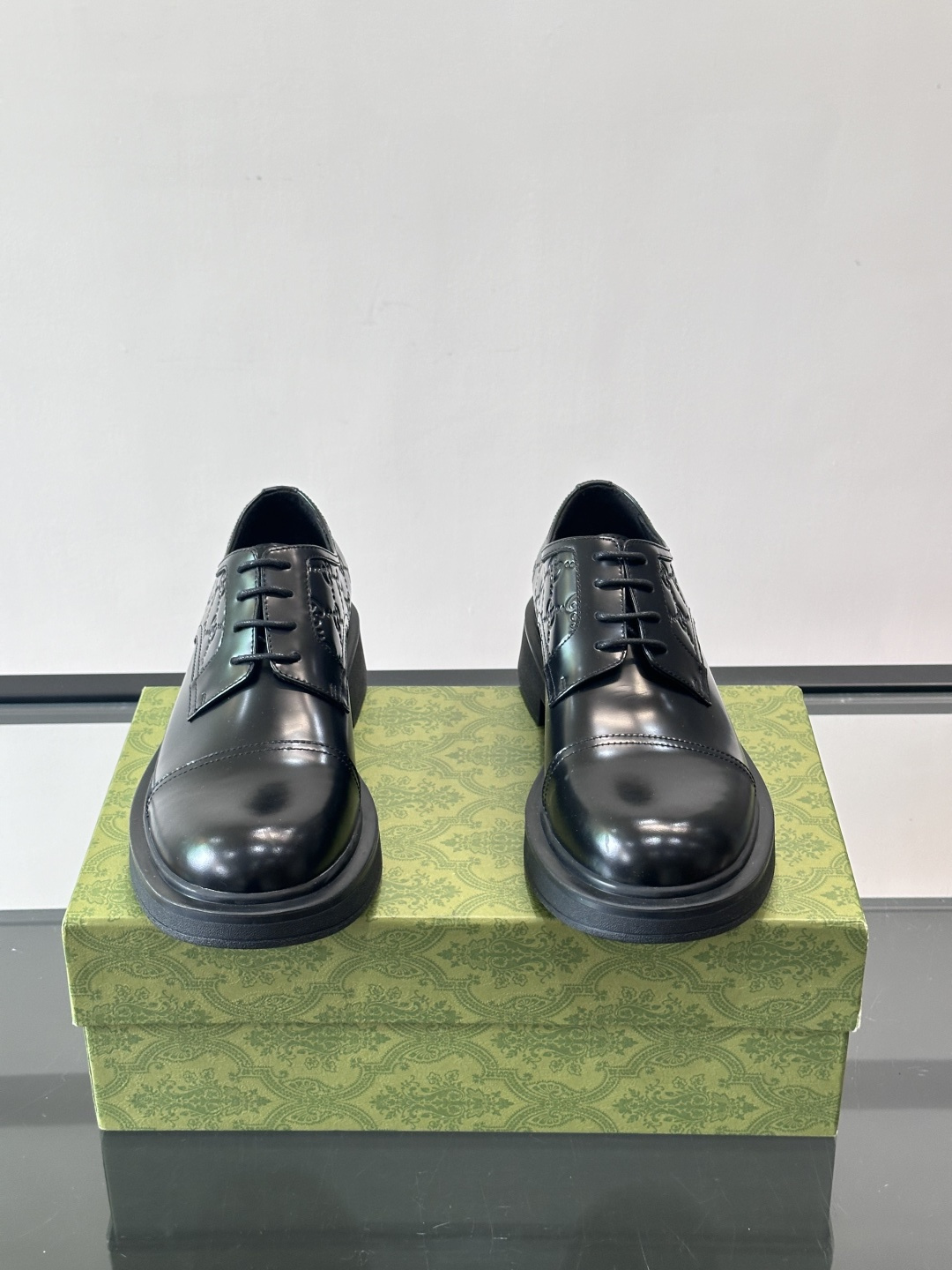 Gucci GG压纹厚底皮鞋，选用头层牛皮，经典GG压纹低调又有辨识度。厚底橡胶鞋底，穿着舒适还增高，通