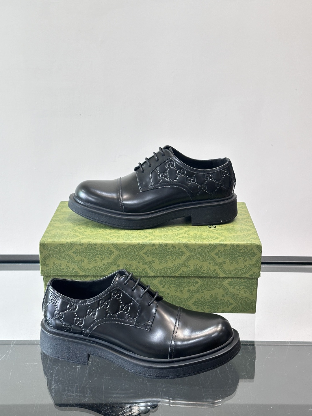 Gucci GG压纹厚底皮鞋，选用头层牛皮，经典GG压纹低调又有辨识度。厚底橡胶鞋底，穿着舒适还增高，通