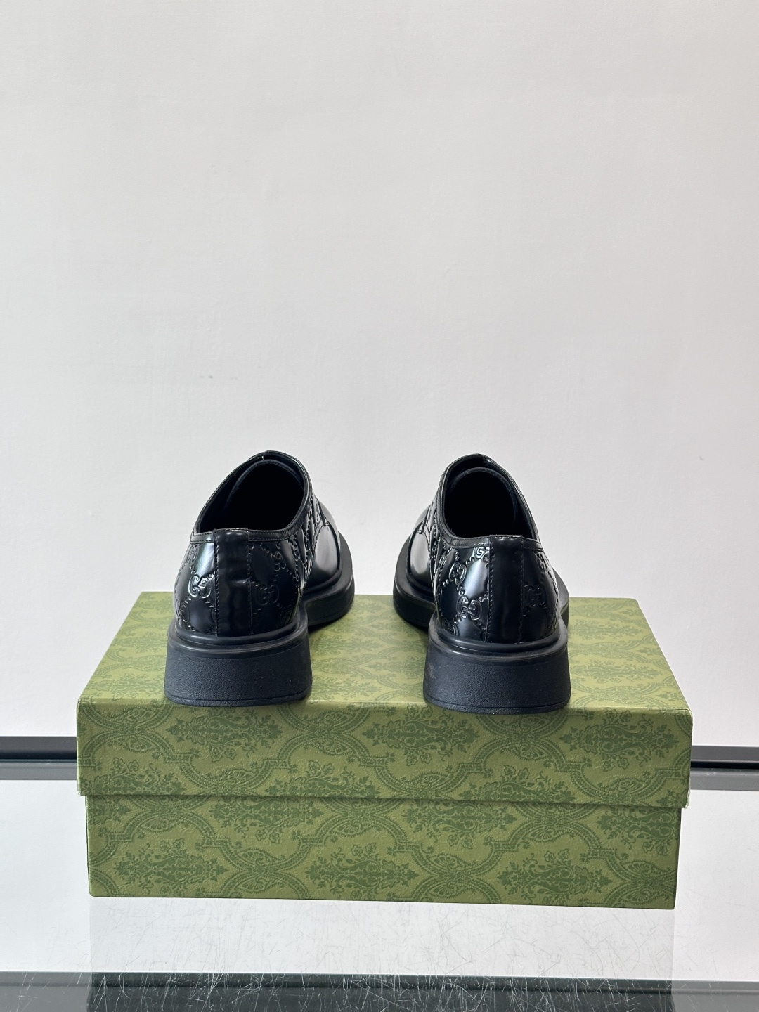 Gucci GG压纹厚底皮鞋，选用头层牛皮，经典GG压纹低调又有辨识度。厚底橡胶鞋底，穿着舒适还增高，通