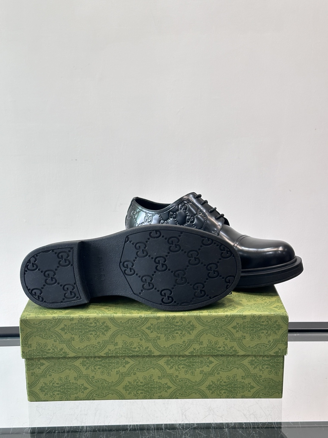 Gucci GG压纹厚底皮鞋，选用头层牛皮，经典GG压纹低调又有辨识度。厚底橡胶鞋底，穿着舒适还增高，通