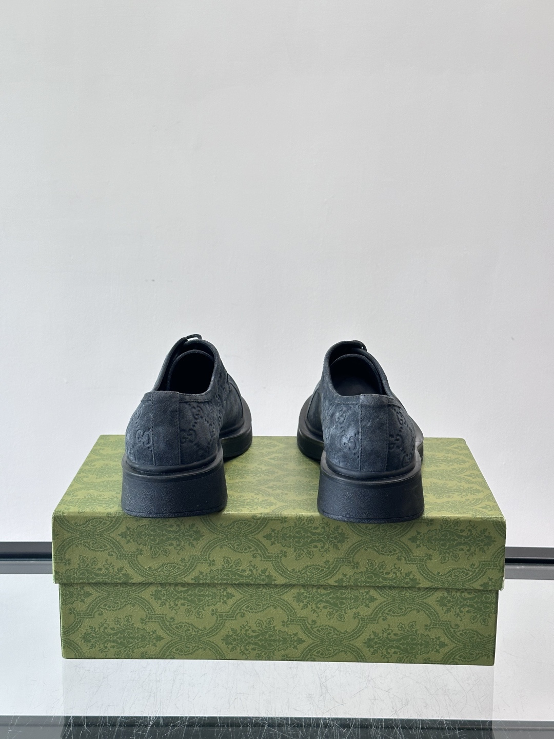 Gucci GG压纹厚底皮鞋，选用头层牛皮，经典GG压纹低调又有辨识度。厚底橡胶鞋底，穿着舒适还增高，通