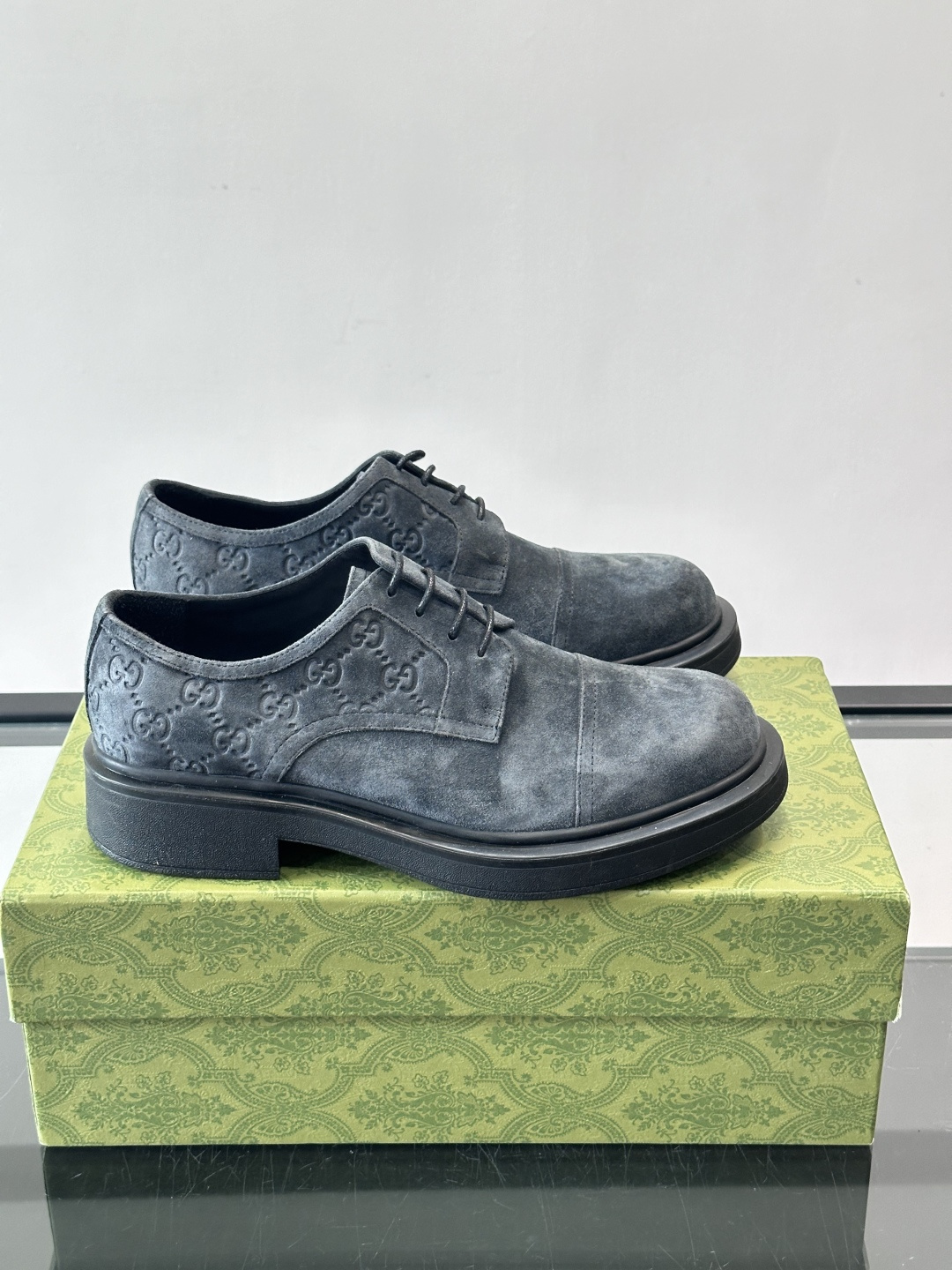 Gucci GG压纹厚底皮鞋，选用头层牛皮，经典GG压纹低调又有辨识度。厚底橡胶鞋底，穿着舒适还增高，通