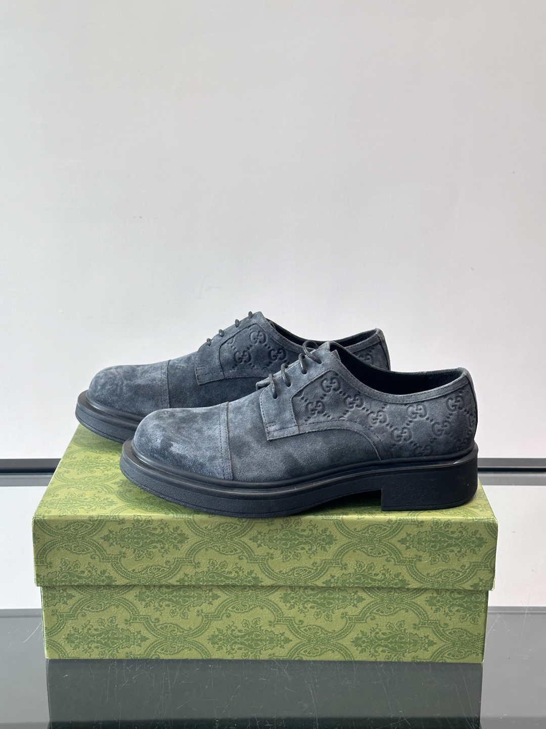 Gucci GG压纹厚底皮鞋，选用头层牛皮，经典GG压纹低调又有辨识度。厚底橡胶鞋底，穿着舒适还增高，通