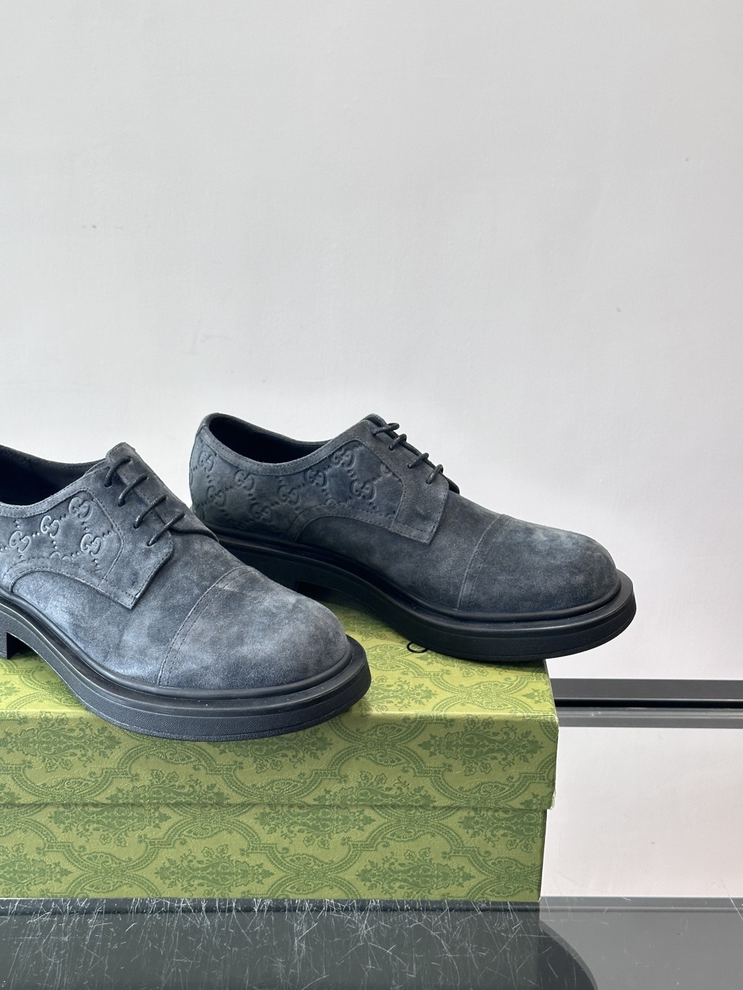 Gucci GG压纹厚底皮鞋，选用头层牛皮，经典GG压纹低调又有辨识度。厚底橡胶鞋底，穿着舒适还增高，通