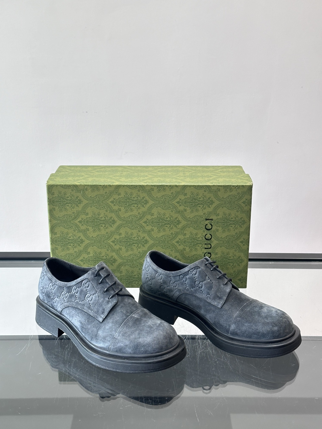 Gucci GG压纹厚底皮鞋，选用头层牛皮，经典GG压纹低调又有辨识度。厚底橡胶鞋底，穿着舒适还增高，通
