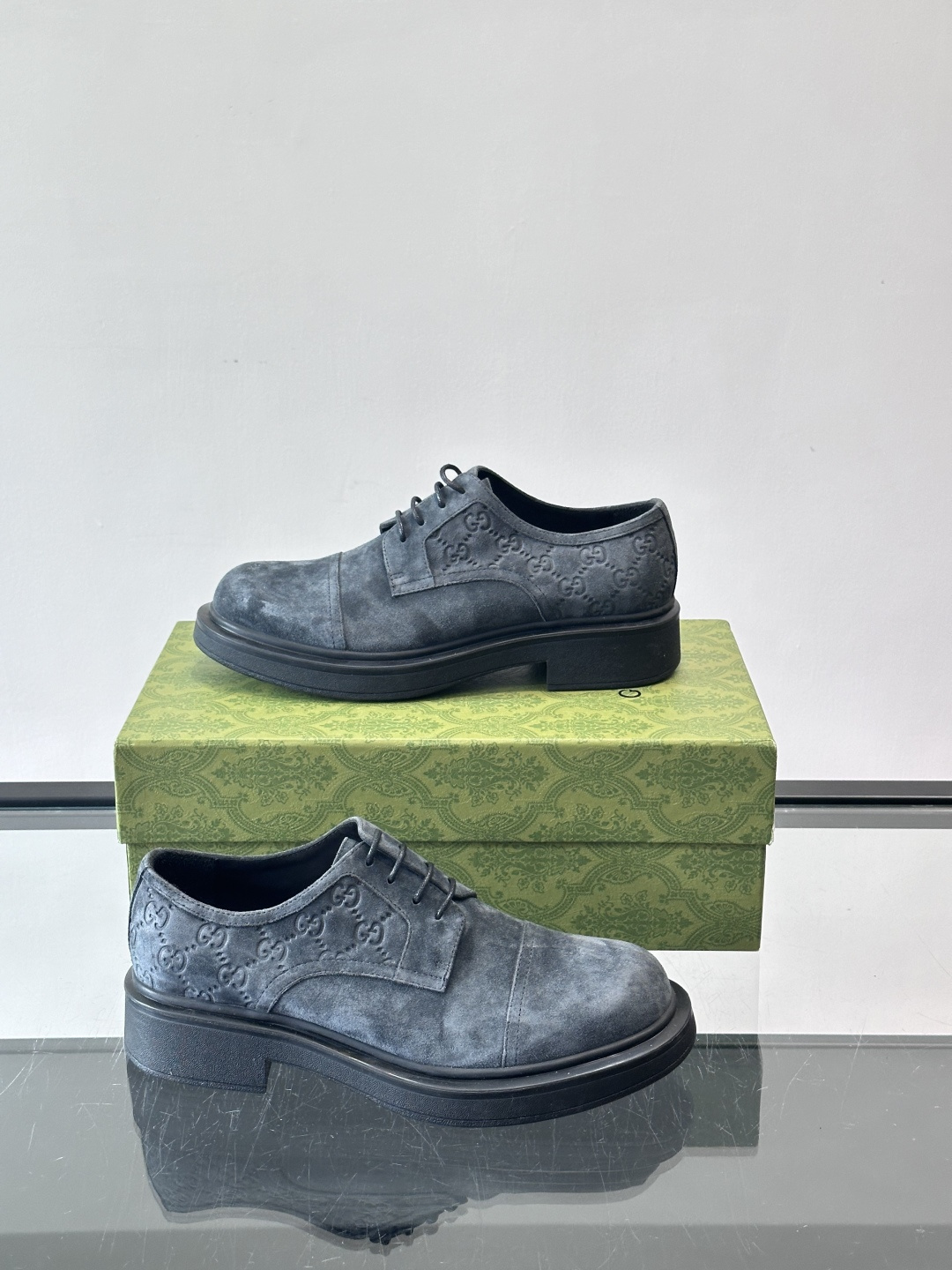 Gucci GG压纹厚底皮鞋，选用头层牛皮，经典GG压纹低调又有辨识度。厚底橡胶鞋底，穿着舒适还增高，通