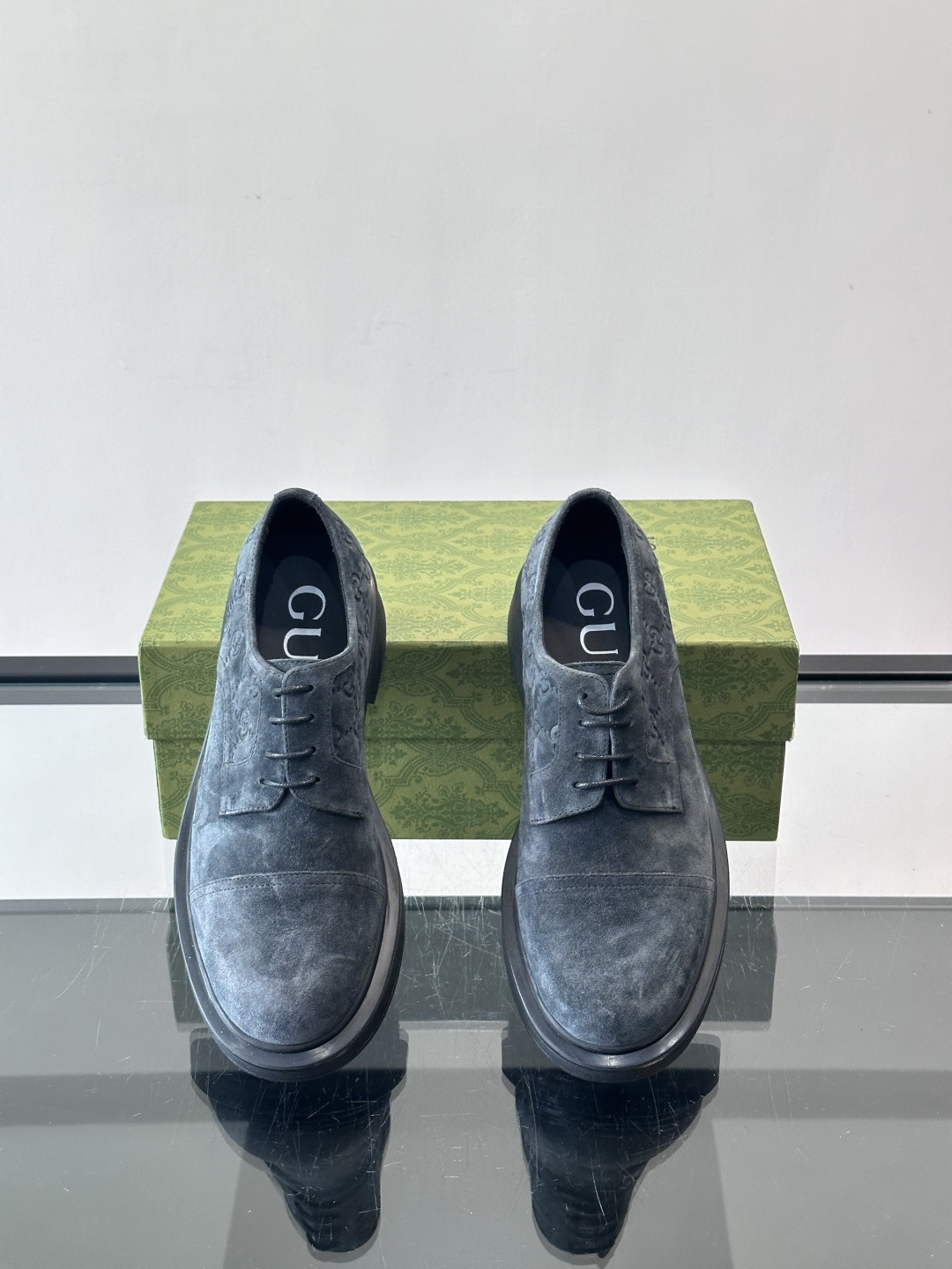 Gucci GG压纹厚底皮鞋，选用头层牛皮，经典GG压纹低调又有辨识度。厚底橡胶鞋底，穿着舒适还增高，通