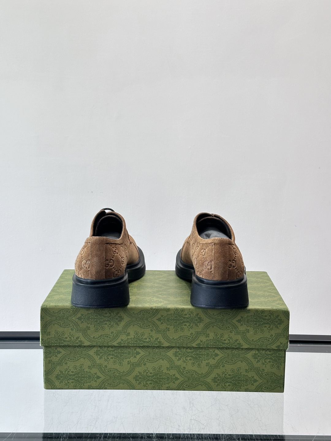 Gucci GG压纹厚底皮鞋，选用头层牛皮，经典GG压纹低调又有辨识度。厚底橡胶鞋底，穿着舒适还增高，通