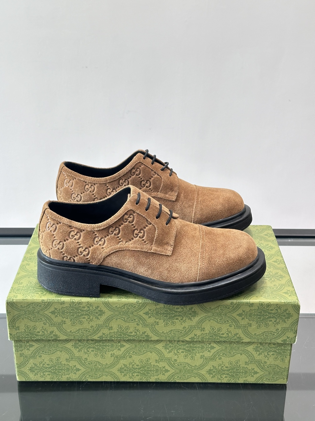 Gucci GG压纹厚底皮鞋，选用头层牛皮，经典GG压纹低调又有辨识度。厚底橡胶鞋底，穿着舒适还增高，通