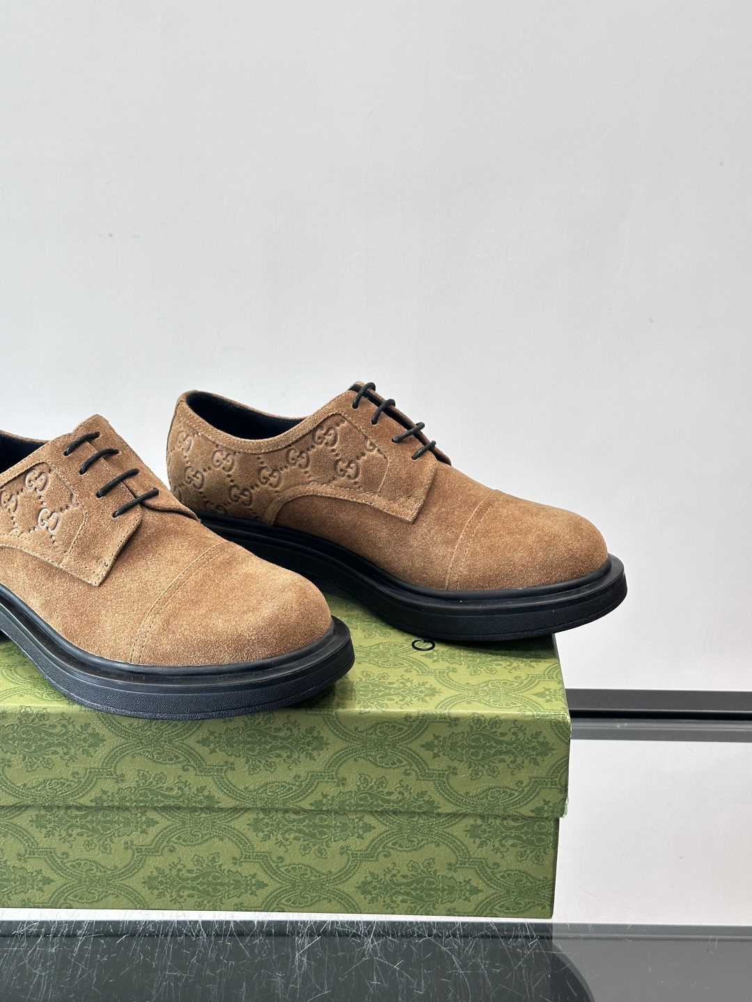 Gucci GG压纹厚底皮鞋，选用头层牛皮，经典GG压纹低调又有辨识度。厚底橡胶鞋底，穿着舒适还增高，通