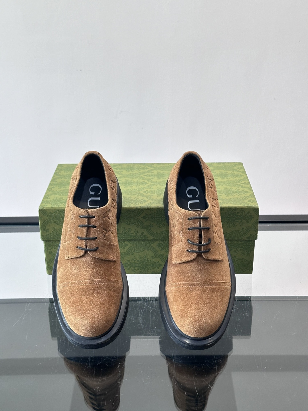 Gucci GG压纹厚底皮鞋，选用头层牛皮，经典GG压纹低调又有辨识度。厚底橡胶鞋底，穿着舒适还增高，通