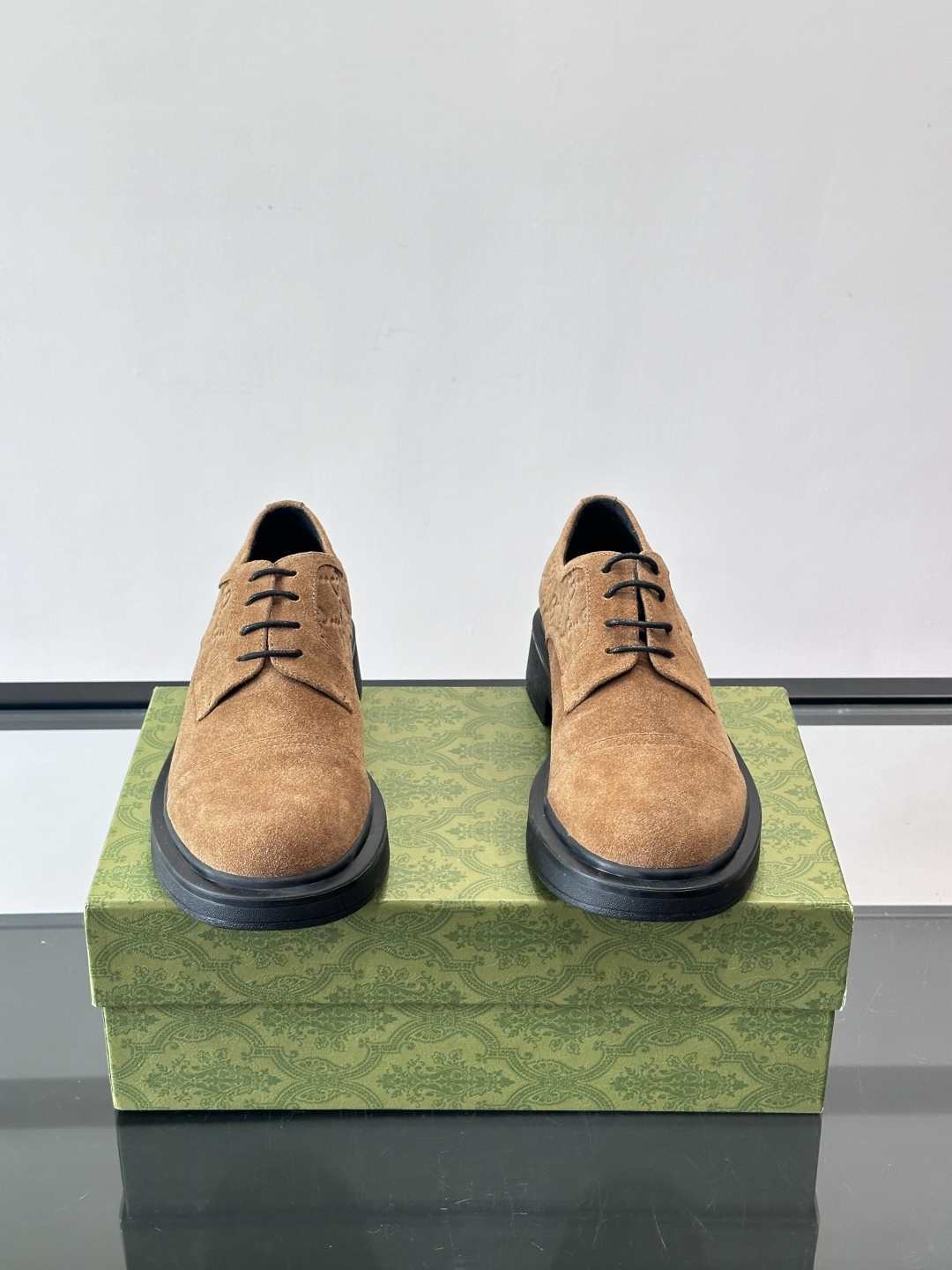 Gucci GG压纹厚底皮鞋，选用头层牛皮，经典GG压纹低调又有辨识度。厚底橡胶鞋底，穿着舒适还增高，通