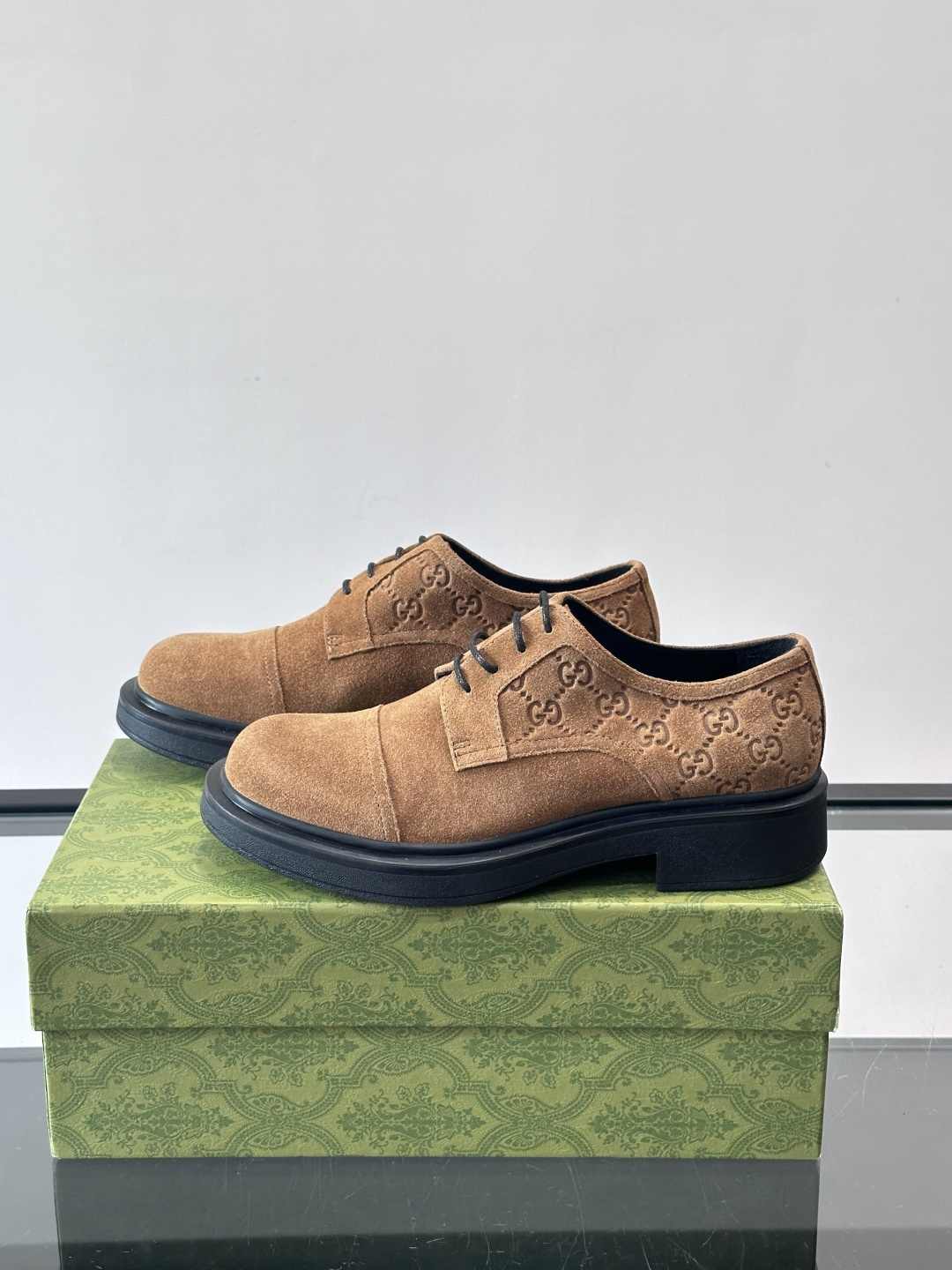 Gucci GG压纹厚底皮鞋，选用头层牛皮，经典GG压纹低调又有辨识度。厚底橡胶鞋底，穿着舒适还增高，通