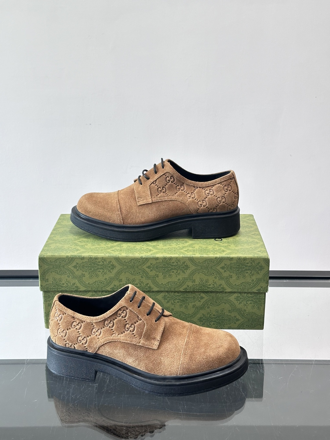 Gucci GG压纹厚底皮鞋，选用头层牛皮，经典GG压纹低调又有辨识度。厚底橡胶鞋底，穿着舒适还增高，通