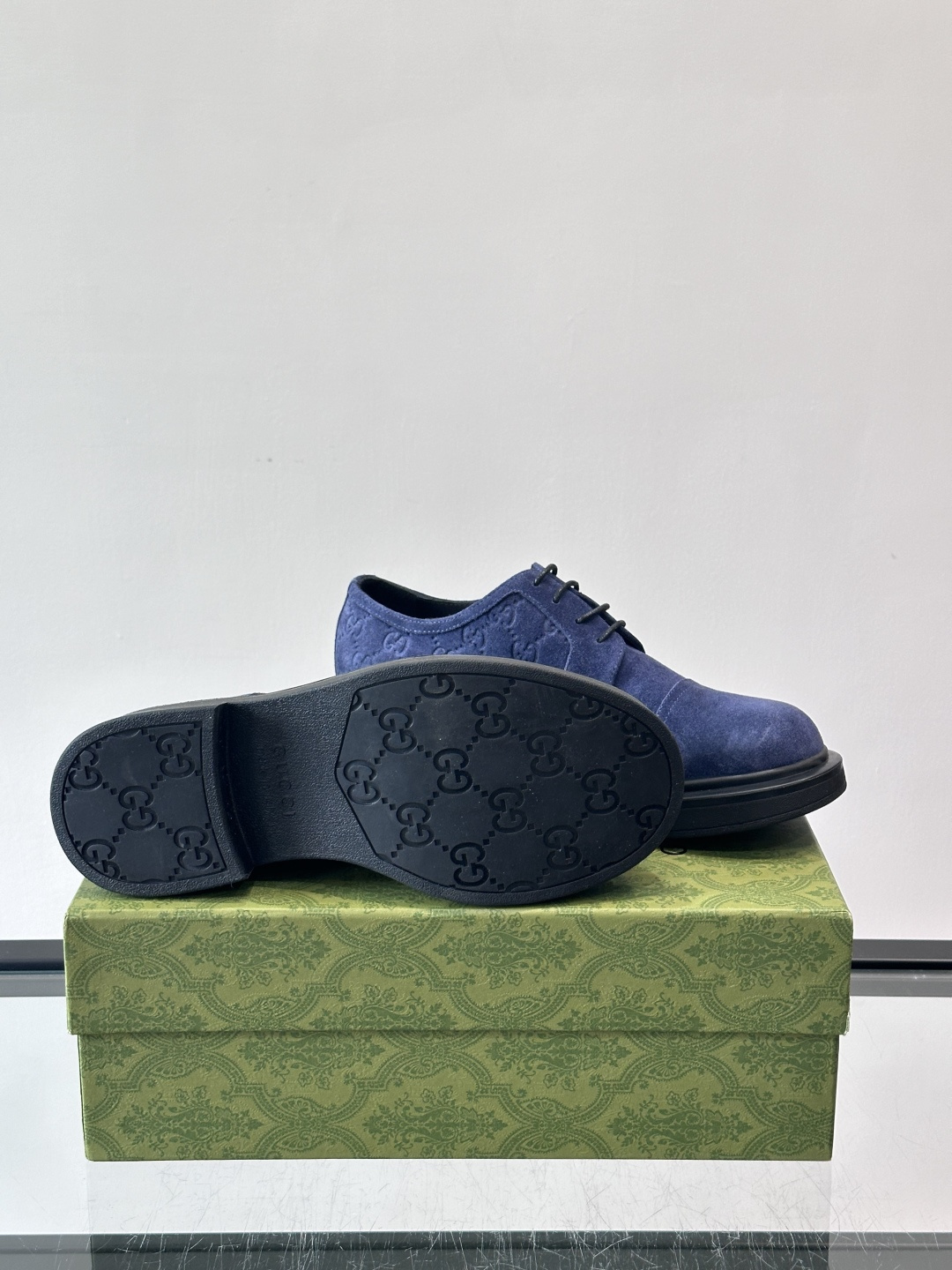 Gucci GG压纹厚底皮鞋，选用头层牛皮，经典GG压纹低调又有辨识度。厚底橡胶鞋底，穿着舒适还增高，通