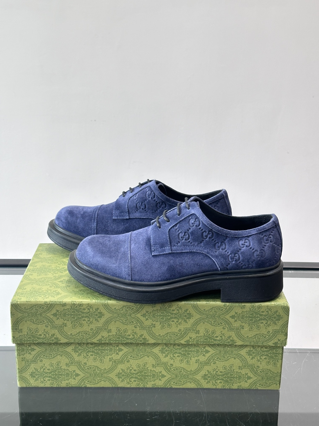 Gucci GG压纹厚底皮鞋，选用头层牛皮，经典GG压纹低调又有辨识度。厚底橡胶鞋底，穿着舒适还增高，通