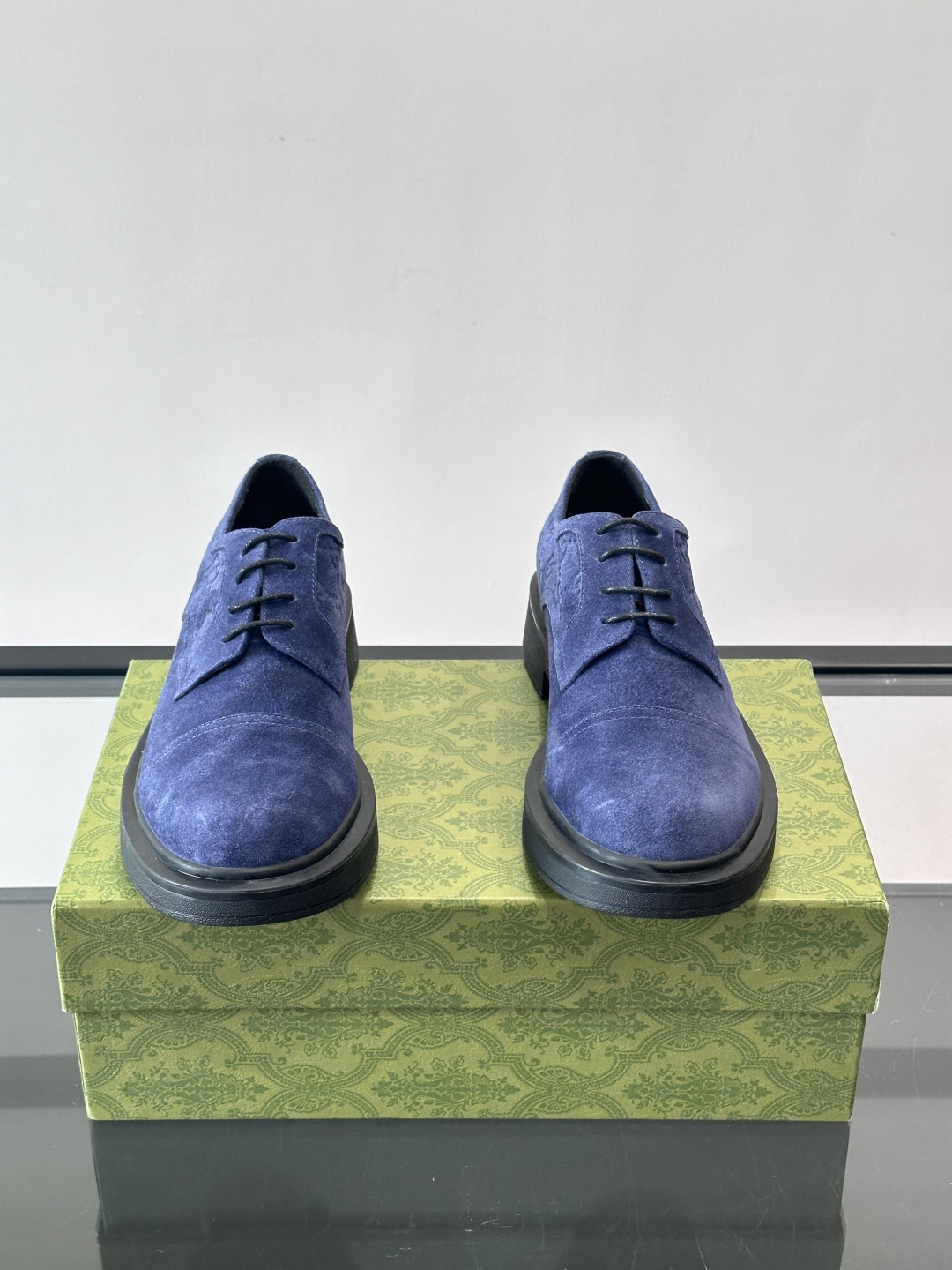 Gucci GG压纹厚底皮鞋，选用头层牛皮，经典GG压纹低调又有辨识度。厚底橡胶鞋底，穿着舒适还增高，通