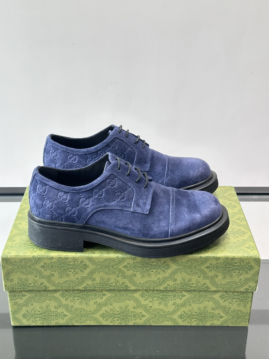 Gucci GG压纹厚底皮鞋，选用头层牛皮，经典GG压纹低调又有辨识度。厚底橡胶鞋底，穿着舒适还增高，通