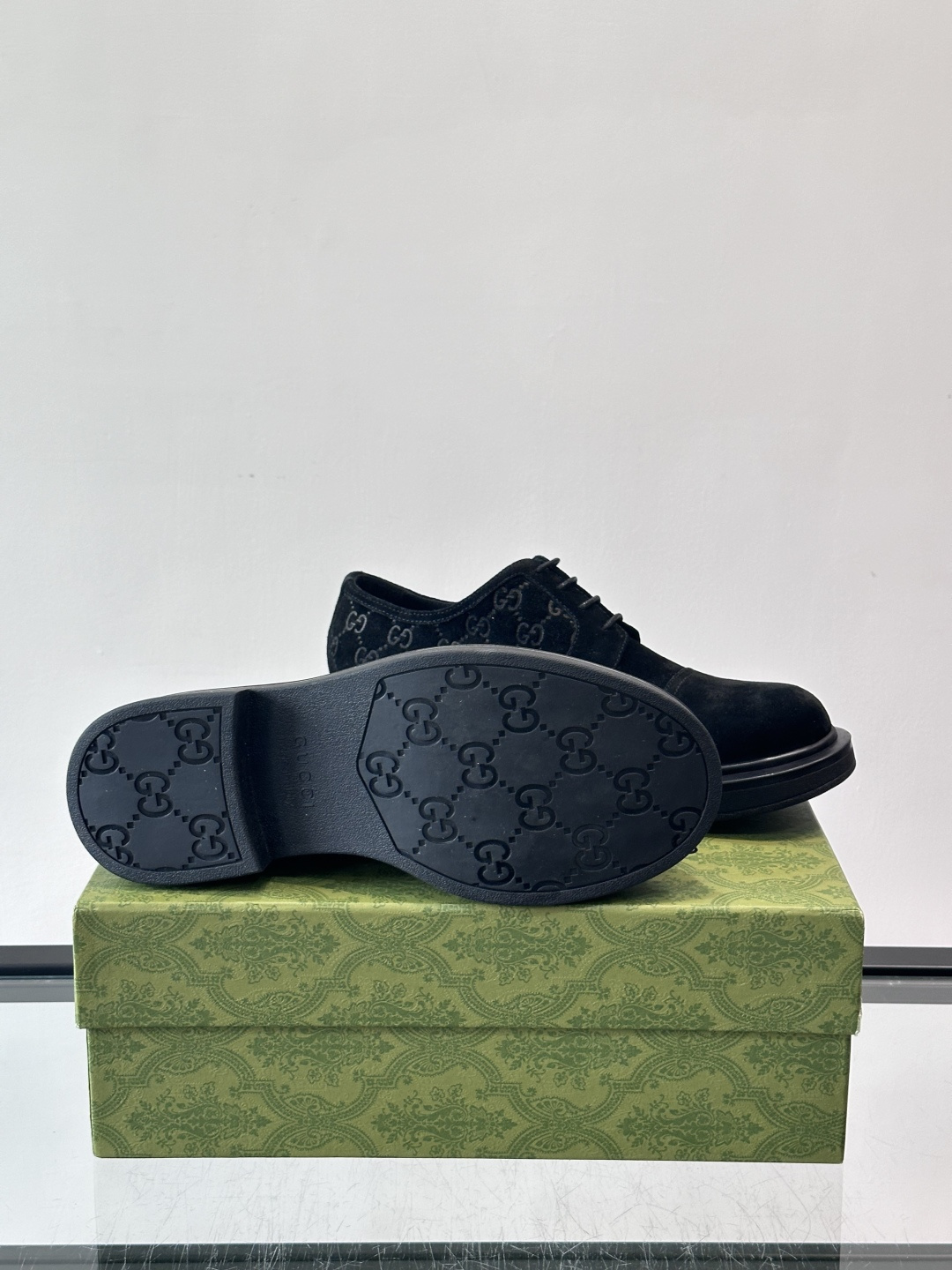 Gucci GG压纹厚底皮鞋，选用头层牛皮，经典GG压纹低调又有辨识度。厚底橡胶鞋底，穿着舒适还增高，通