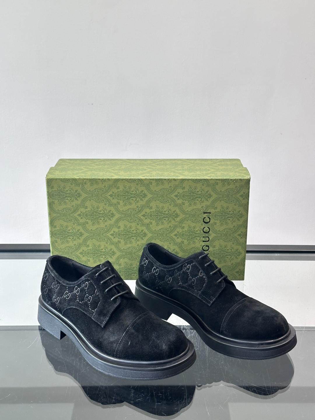 Gucci GG压纹厚底皮鞋，选用头层牛皮，经典GG压纹低调又有辨识度。厚底橡胶鞋底，穿着舒适还增高，通