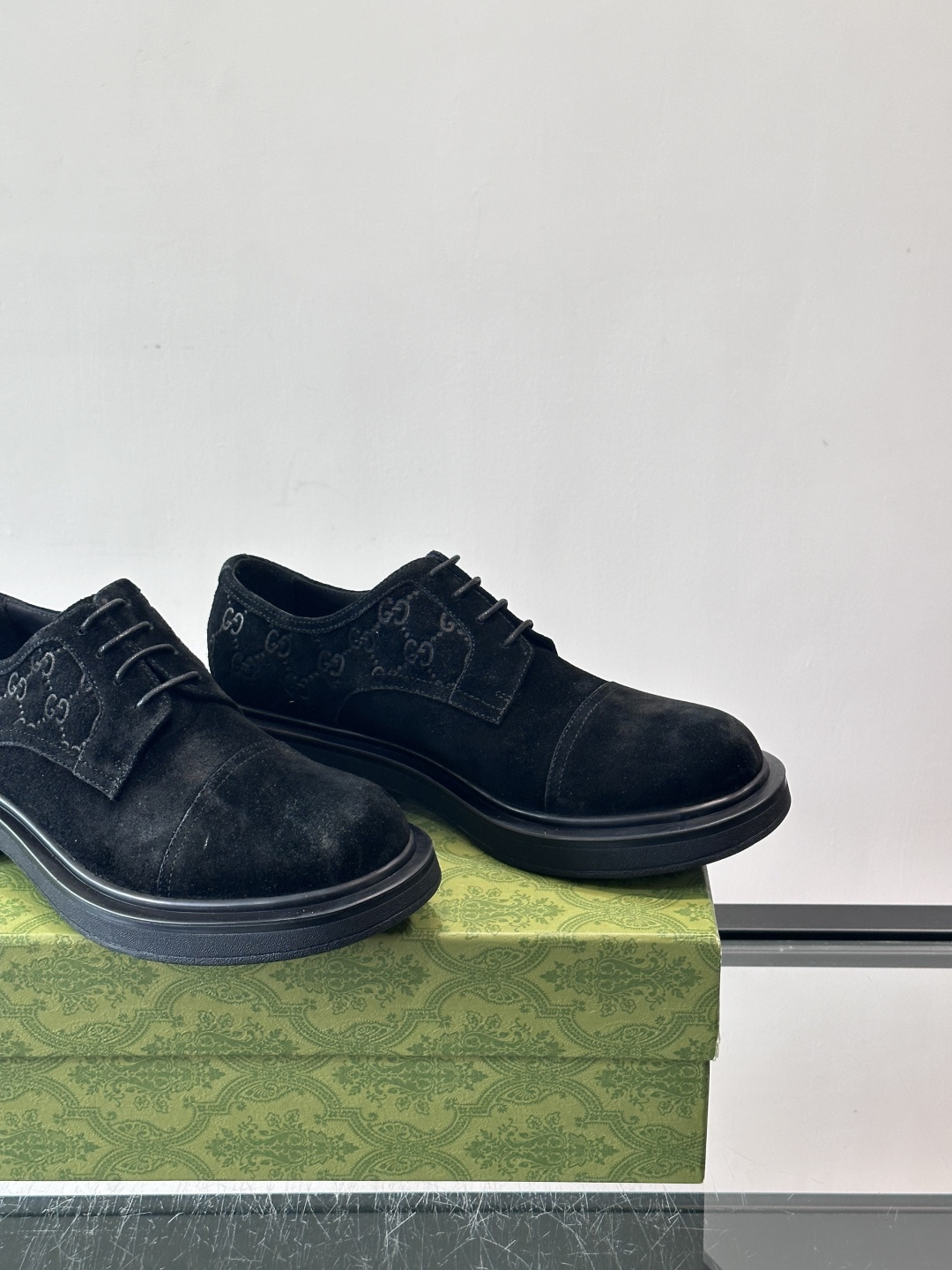 Gucci GG压纹厚底皮鞋，选用头层牛皮，经典GG压纹低调又有辨识度。厚底橡胶鞋底，穿着舒适还增高，通