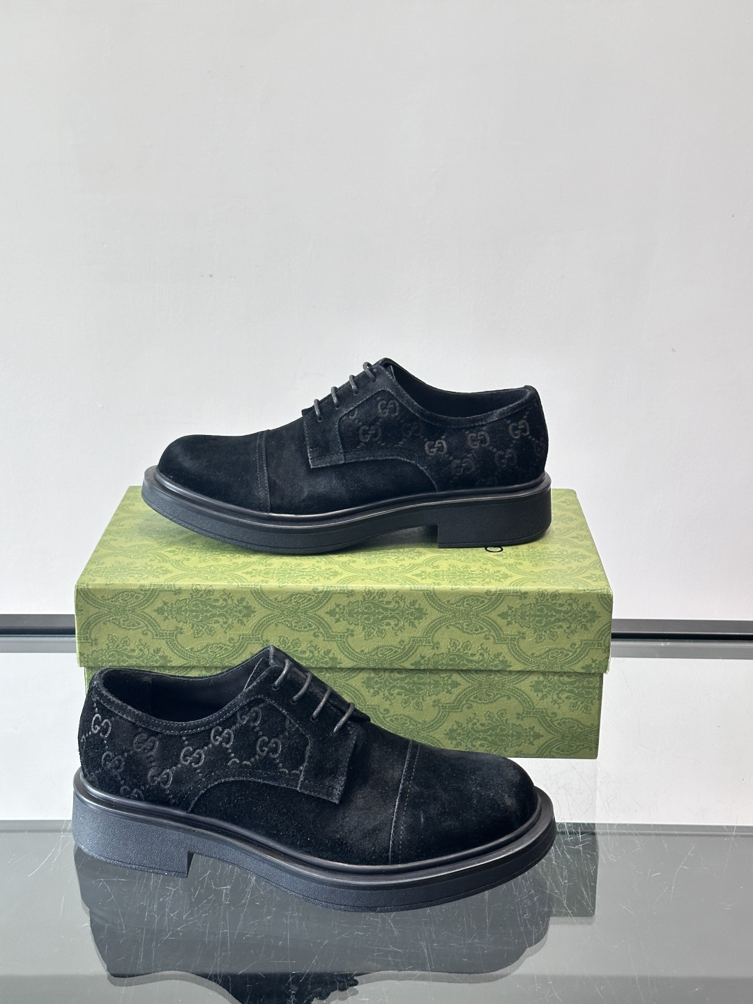 Gucci GG压纹厚底皮鞋，选用头层牛皮，经典GG压纹低调又有辨识度。厚底橡胶鞋底，穿着舒适还增高，通