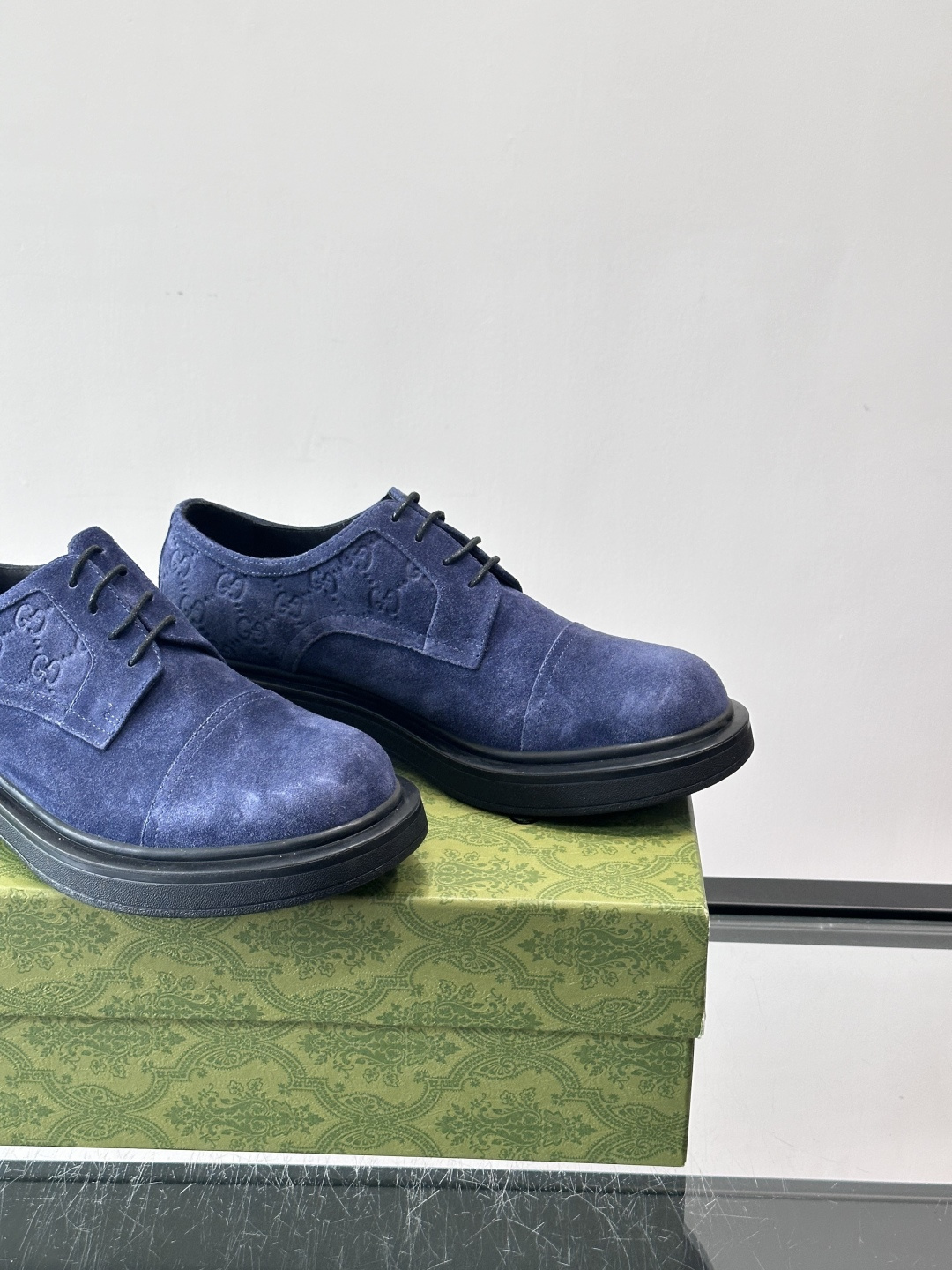 Gucci GG压纹厚底皮鞋，选用头层牛皮，经典GG压纹低调又有辨识度。厚底橡胶鞋底，穿着舒适还增高，通