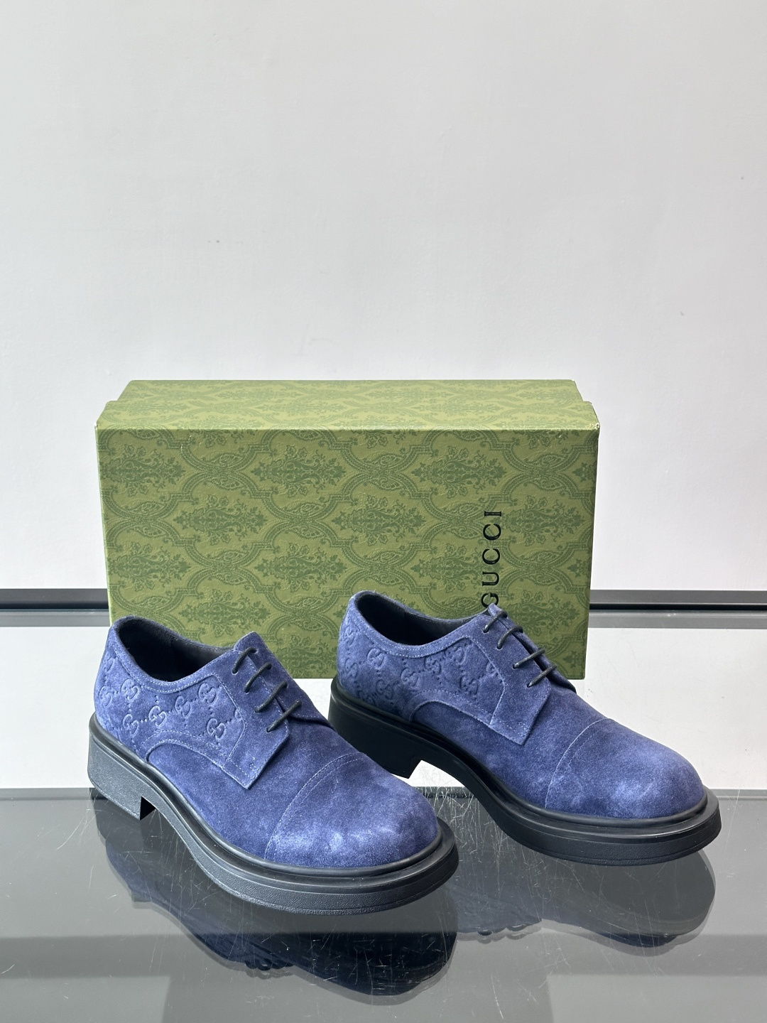 Gucci GG压纹厚底皮鞋，选用头层牛皮，经典GG压纹低调又有辨识度。厚底橡胶鞋底，穿着舒适还增高，通