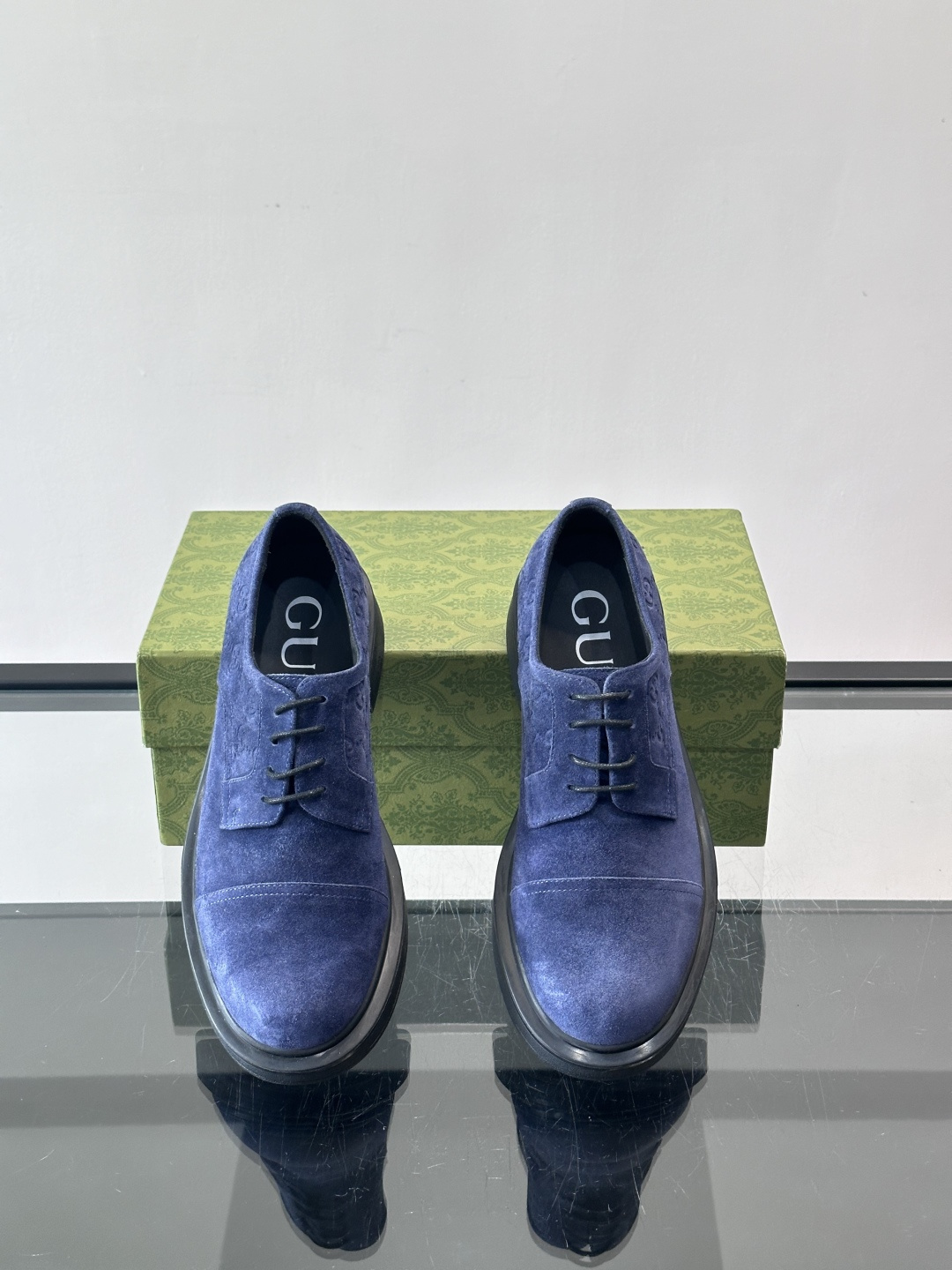 Gucci GG压纹厚底皮鞋，选用头层牛皮，经典GG压纹低调又有辨识度。厚底橡胶鞋底，穿着舒适还增高，通