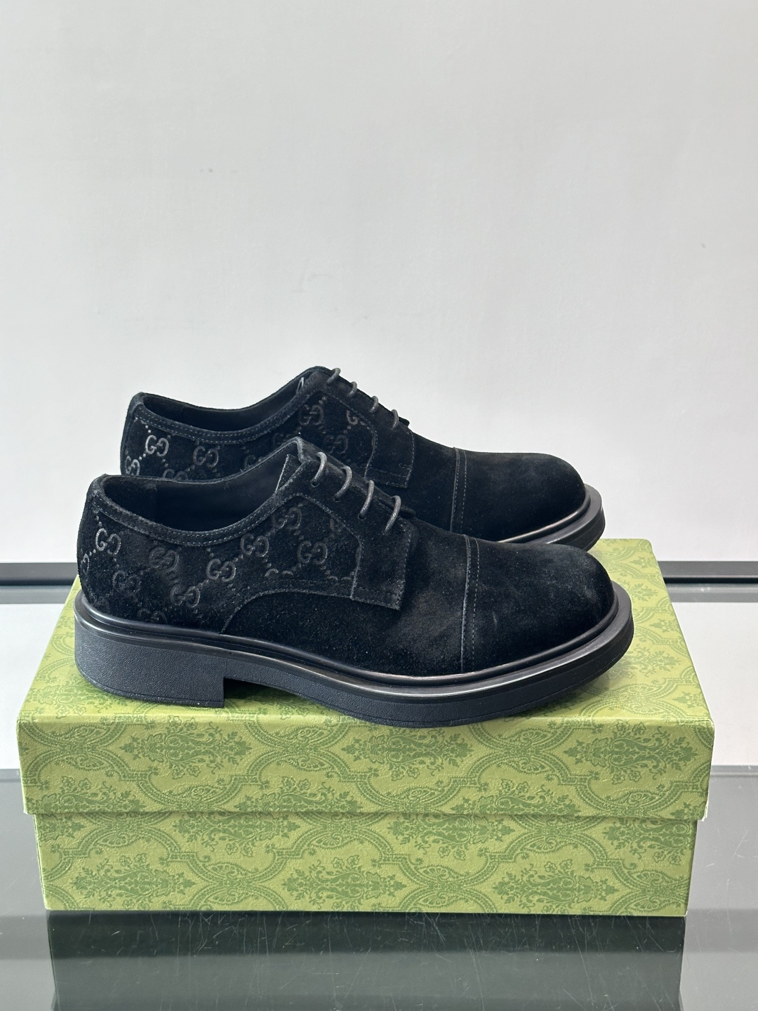 Gucci GG压纹厚底皮鞋，选用头层牛皮，经典GG压纹低调又有辨识度。厚底橡胶鞋底，穿着舒适还增高，通