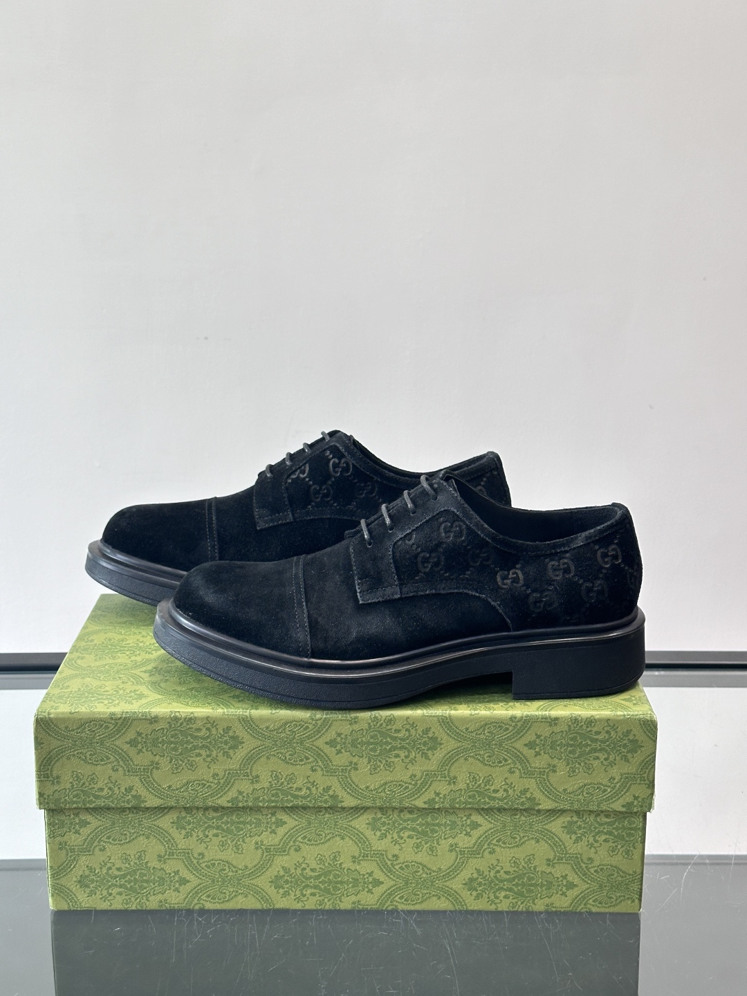 Gucci GG压纹厚底皮鞋，选用头层牛皮，经典GG压纹低调又有辨识度。厚底橡胶鞋底，穿着舒适还增高，通