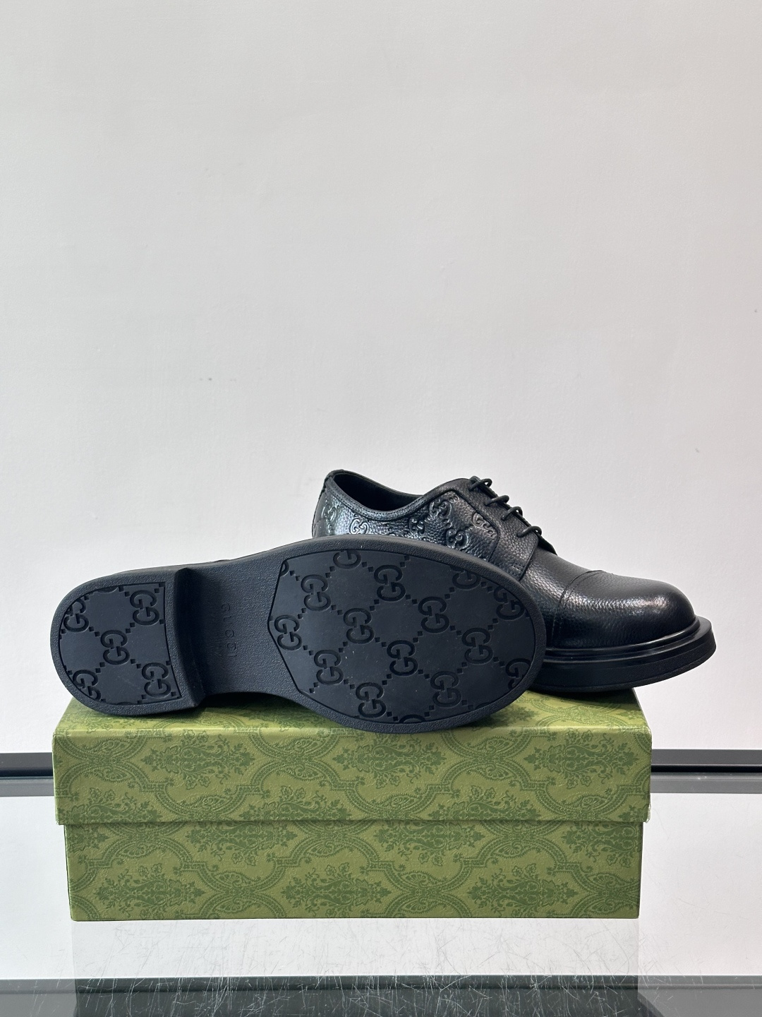 Gucci GG压纹厚底皮鞋，选用头层牛皮，经典GG压纹低调又有辨识度。厚底橡胶鞋底，穿着舒适还增高，通