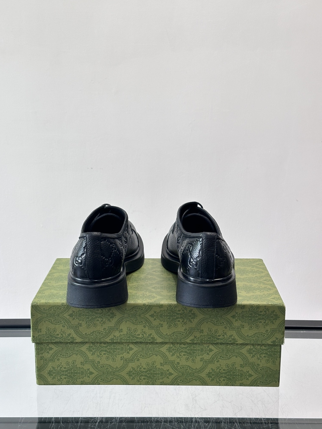 Gucci GG压纹厚底皮鞋，选用头层牛皮，经典GG压纹低调又有辨识度。厚底橡胶鞋底，穿着舒适还增高，通