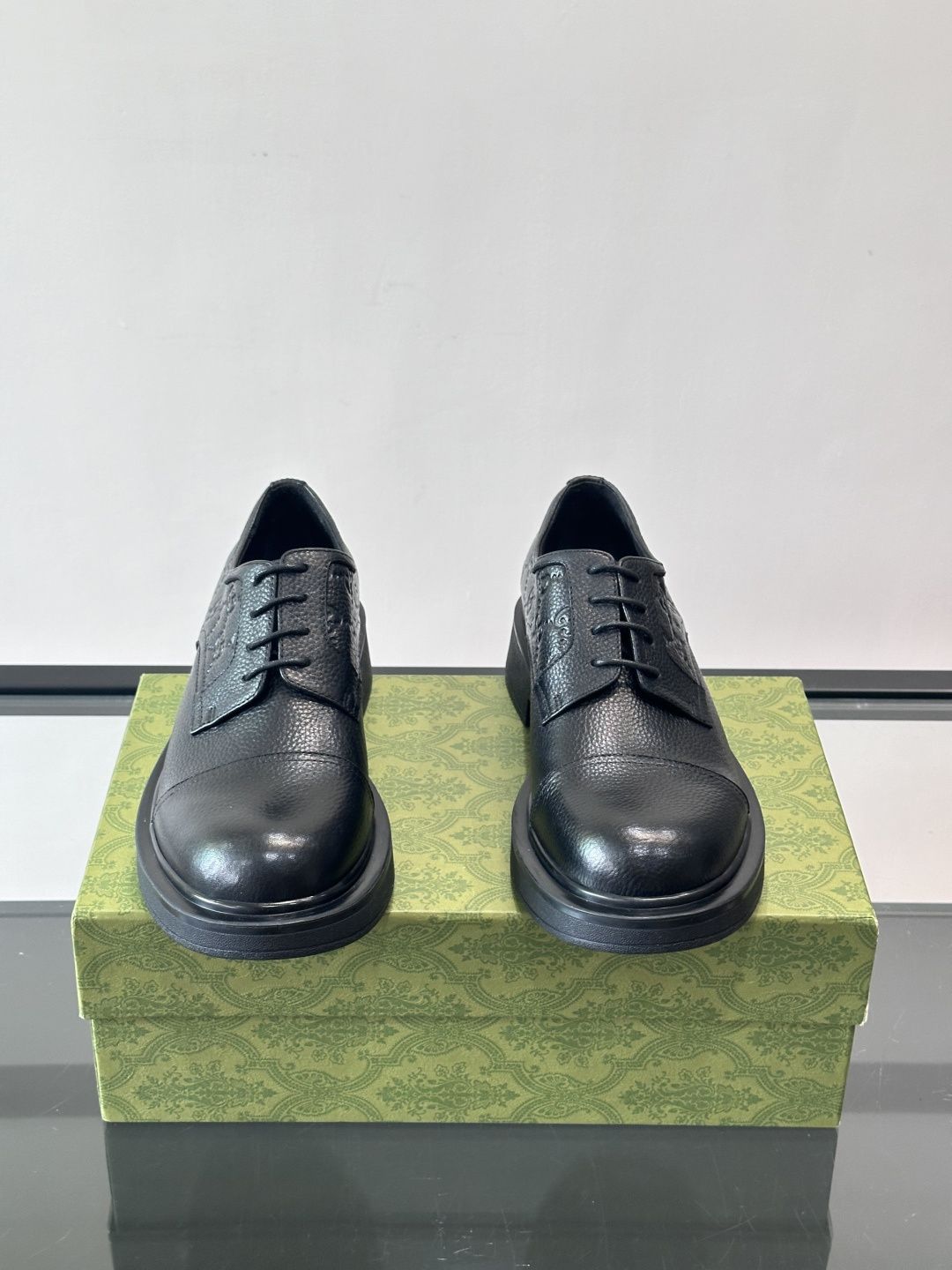 Gucci GG压纹厚底皮鞋，选用头层牛皮，经典GG压纹低调又有辨识度。厚底橡胶鞋底，穿着舒适还增高，通