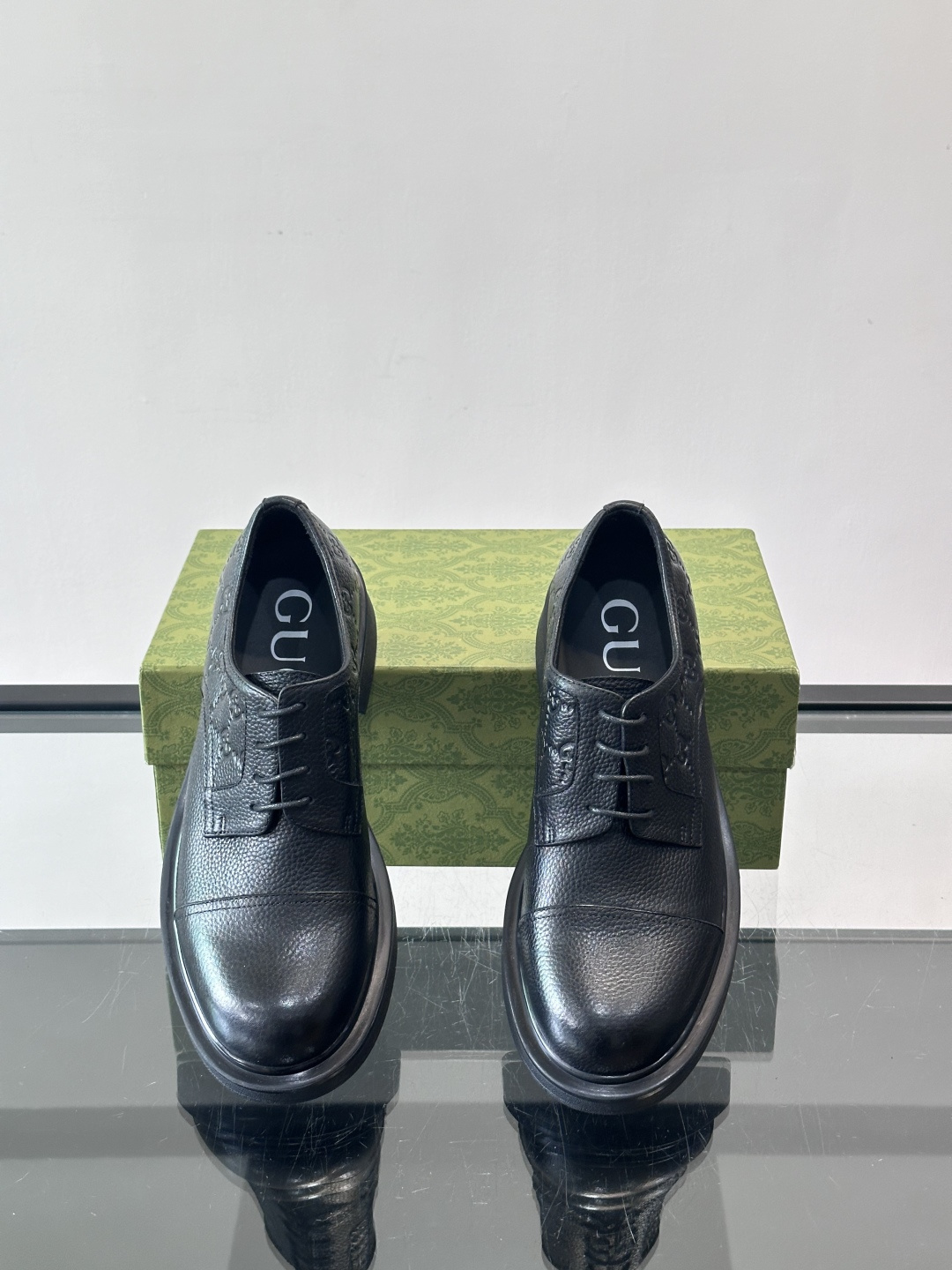 Gucci GG压纹厚底皮鞋，选用头层牛皮，经典GG压纹低调又有辨识度。厚底橡胶鞋底，穿着舒适还增高，通