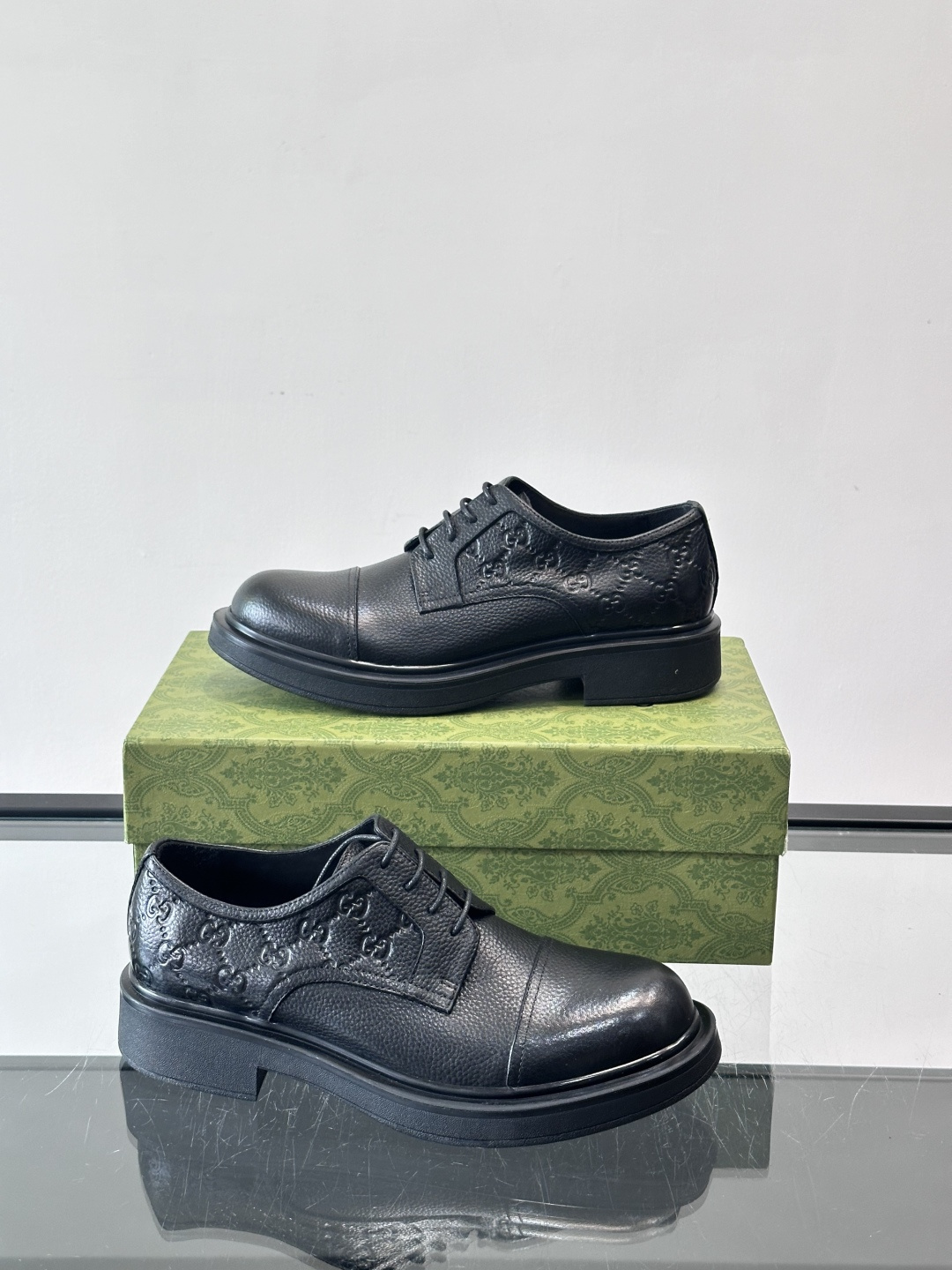 Gucci GG压纹厚底皮鞋，选用头层牛皮，经典GG压纹低调又有辨识度。厚底橡胶鞋底，穿着舒适还增高，通