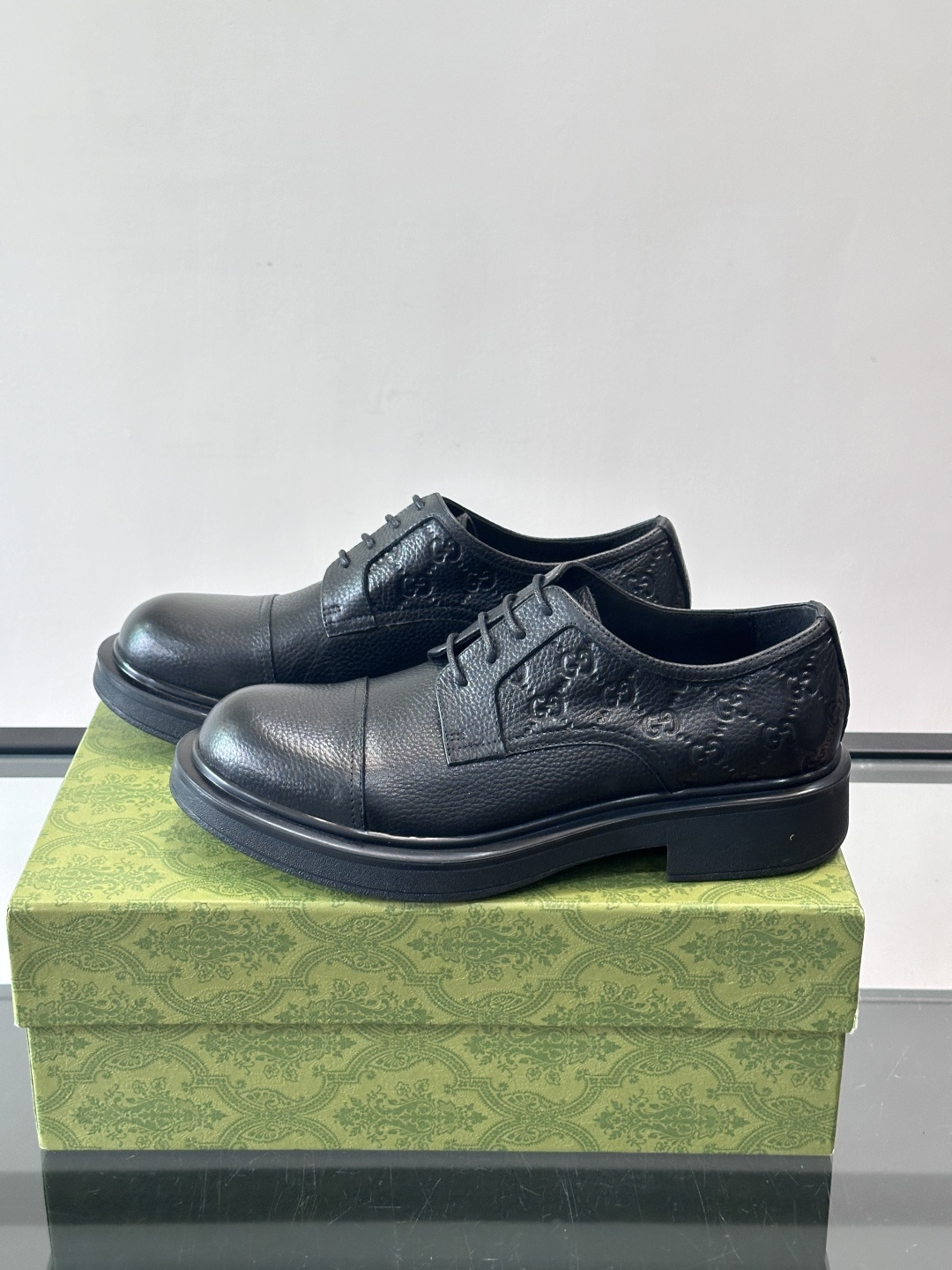 Gucci GG压纹厚底皮鞋，选用头层牛皮，经典GG压纹低调又有辨识度。厚底橡胶鞋底，穿着舒适还增高，通
