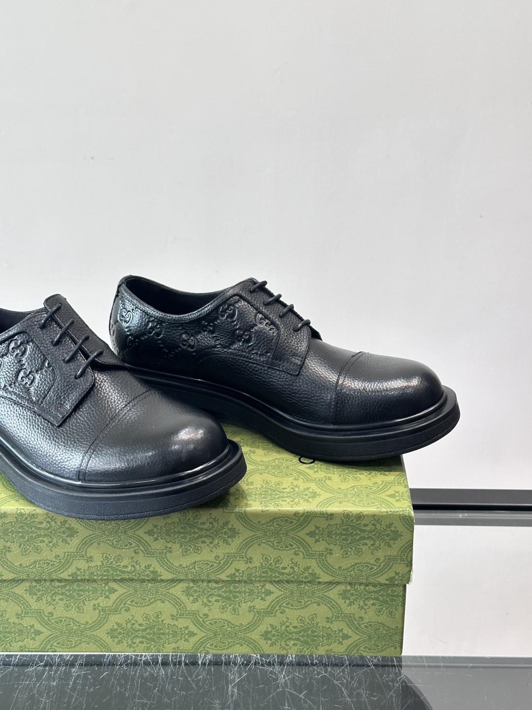 Gucci GG压纹厚底皮鞋，选用头层牛皮，经典GG压纹低调又有辨识度。厚底橡胶鞋底，穿着舒适还增高，通