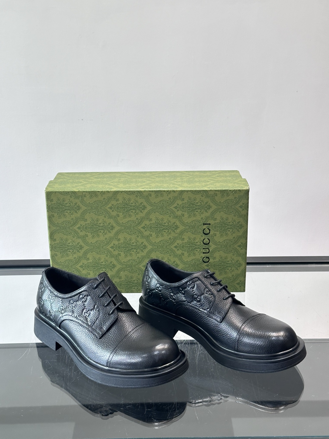 Gucci GG压纹厚底皮鞋，选用头层牛皮，经典GG压纹低调又有辨识度。厚底橡胶鞋底，穿着舒适还增高，通