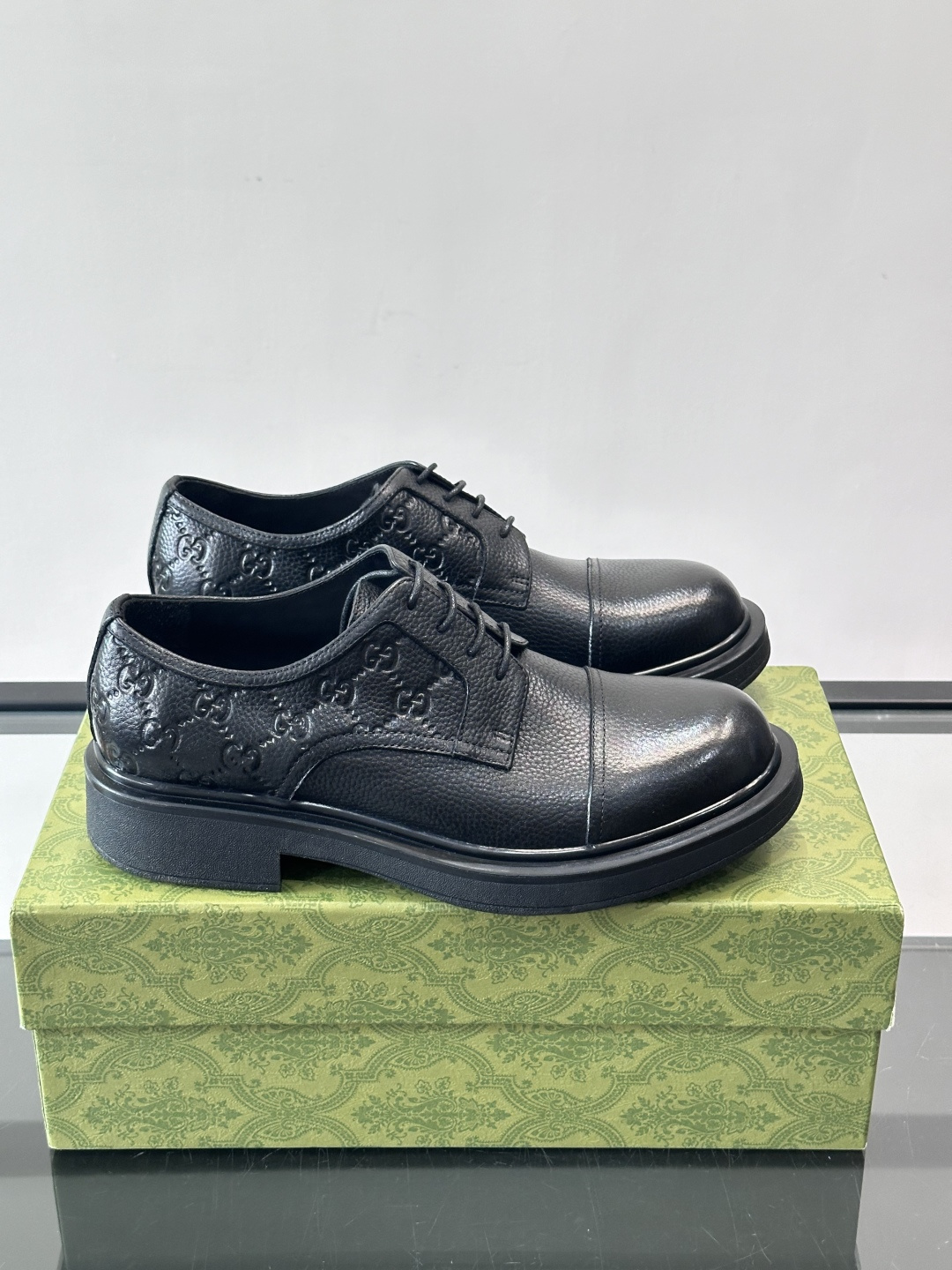 Gucci GG压纹厚底皮鞋，选用头层牛皮，经典GG压纹低调又有辨识度。厚底橡胶鞋底，穿着舒适还增高，通