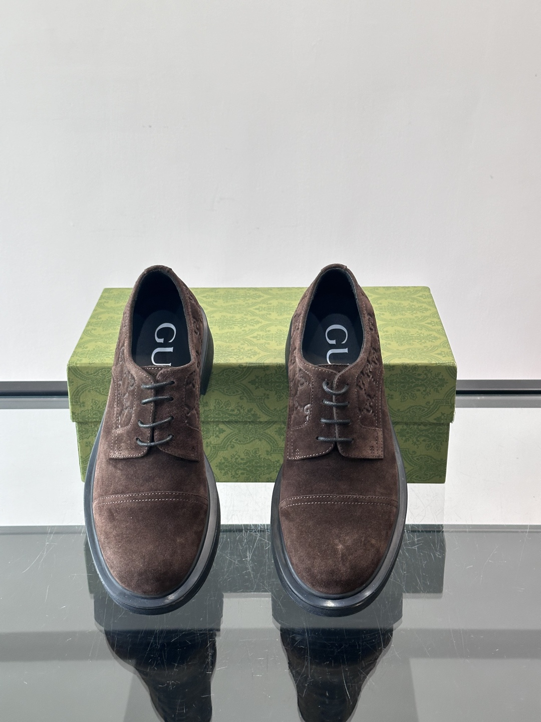 Gucci GG压纹厚底皮鞋，选用头层牛皮，经典GG压纹低调又有辨识度。厚底橡胶鞋底，穿着舒适还增高，通