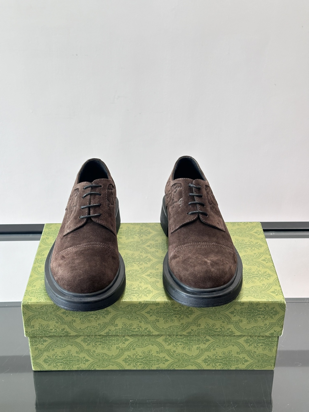 Gucci GG压纹厚底皮鞋，选用头层牛皮，经典GG压纹低调又有辨识度。厚底橡胶鞋底，穿着舒适还增高，通