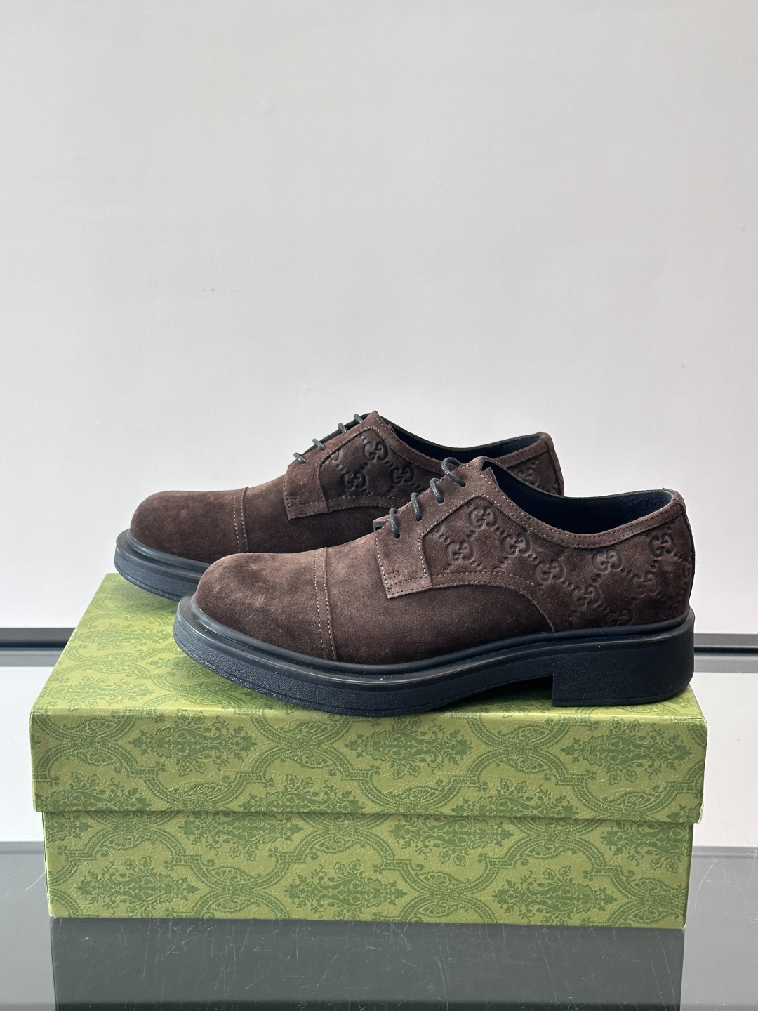 Gucci GG压纹厚底皮鞋，选用头层牛皮，经典GG压纹低调又有辨识度。厚底橡胶鞋底，穿着舒适还增高，通