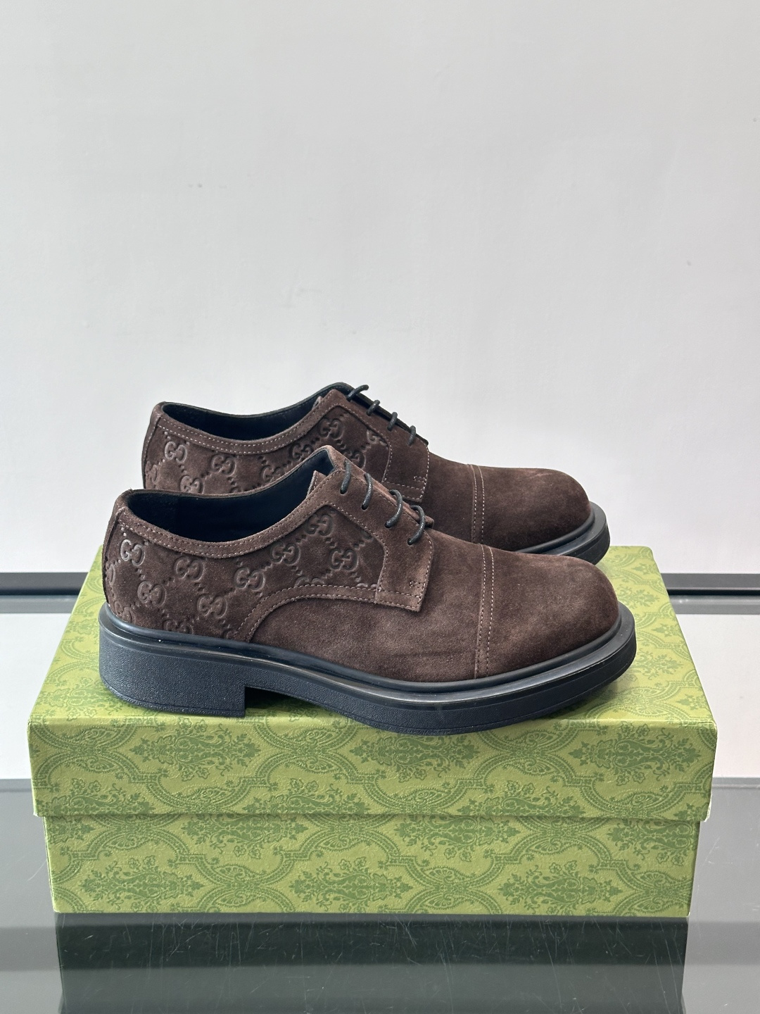 Gucci GG压纹厚底皮鞋，选用头层牛皮，经典GG压纹低调又有辨识度。厚底橡胶鞋底，穿着舒适还增高，通