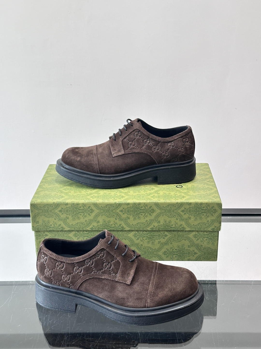 Gucci GG压纹厚底皮鞋，选用头层牛皮，经典GG压纹低调又有辨识度。厚底橡胶鞋底，穿着舒适还增高，通