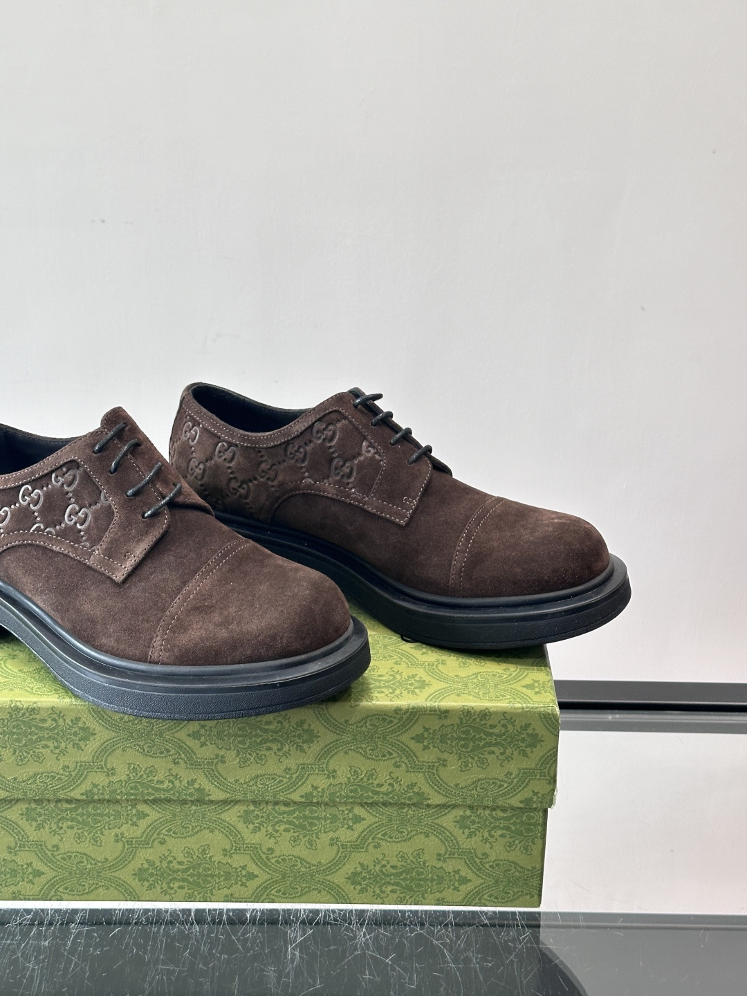 Gucci GG压纹厚底皮鞋，选用头层牛皮，经典GG压纹低调又有辨识度。厚底橡胶鞋底，穿着舒适还增高，通